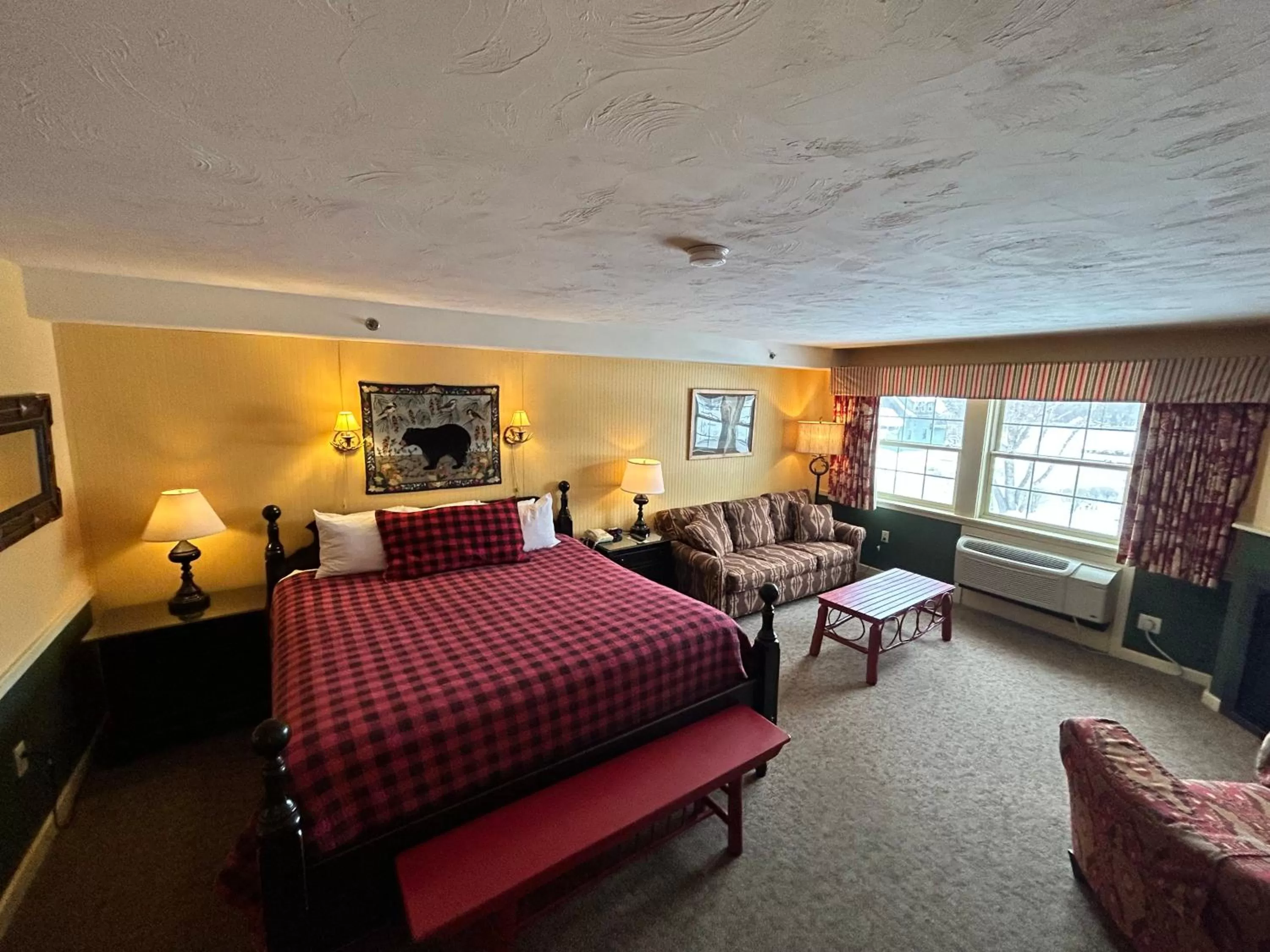 Bed in The Common Man Inn, Spa & Lodge