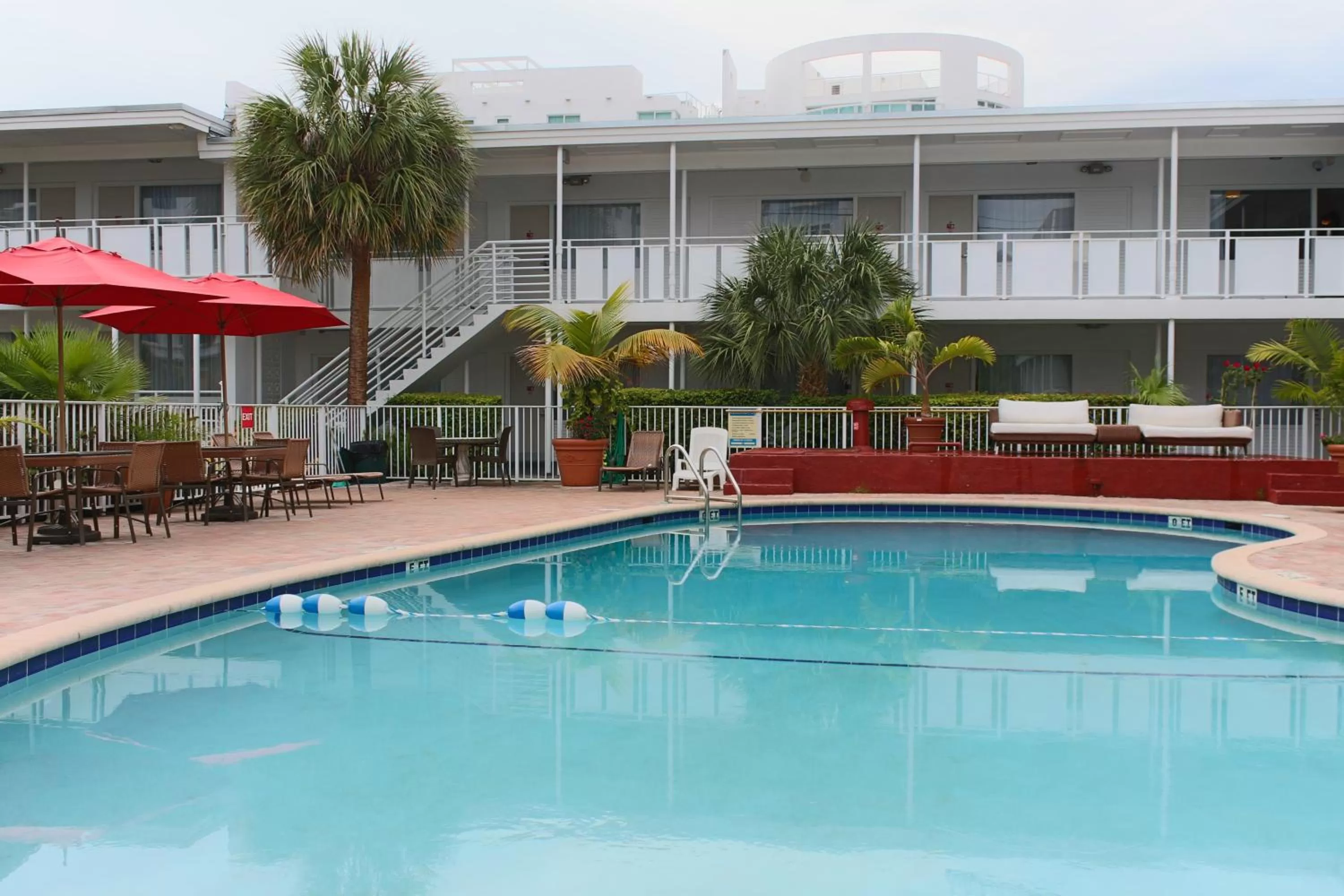 Swimming pool in Collins Hotel
