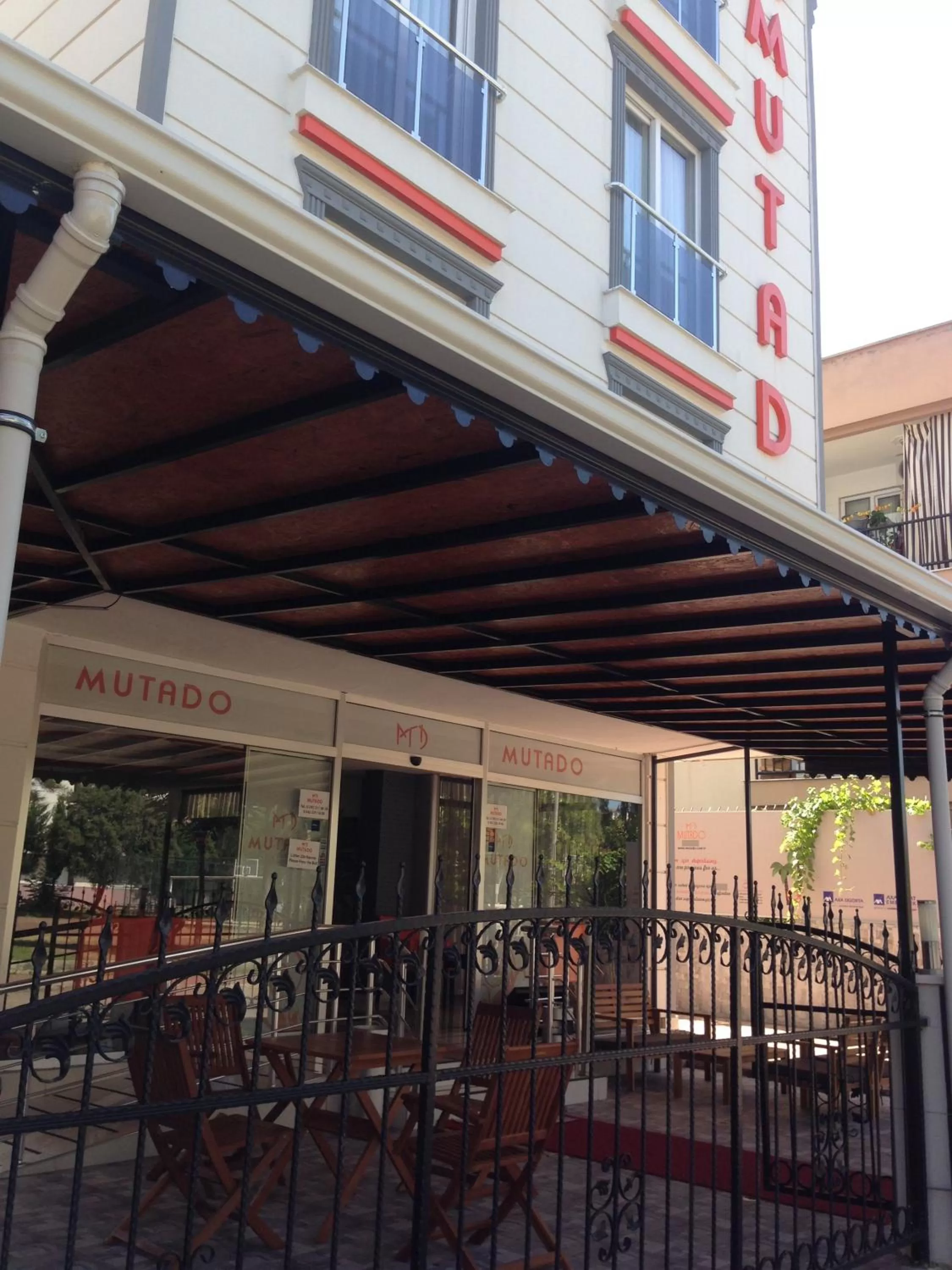 Facade/entrance in Mutado Hotel