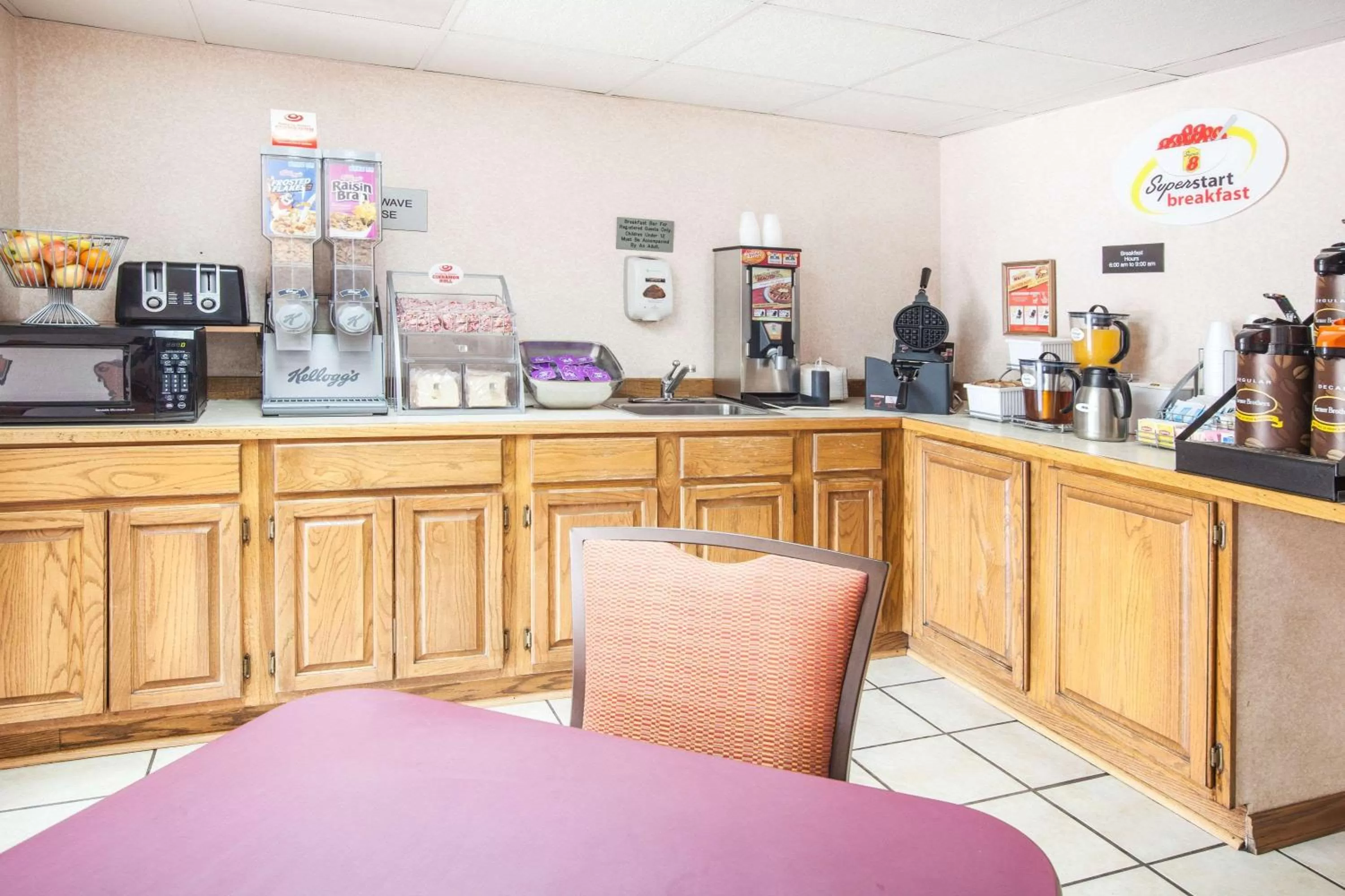 Restaurant/places to eat in Super 8 by Wyndham Clinton