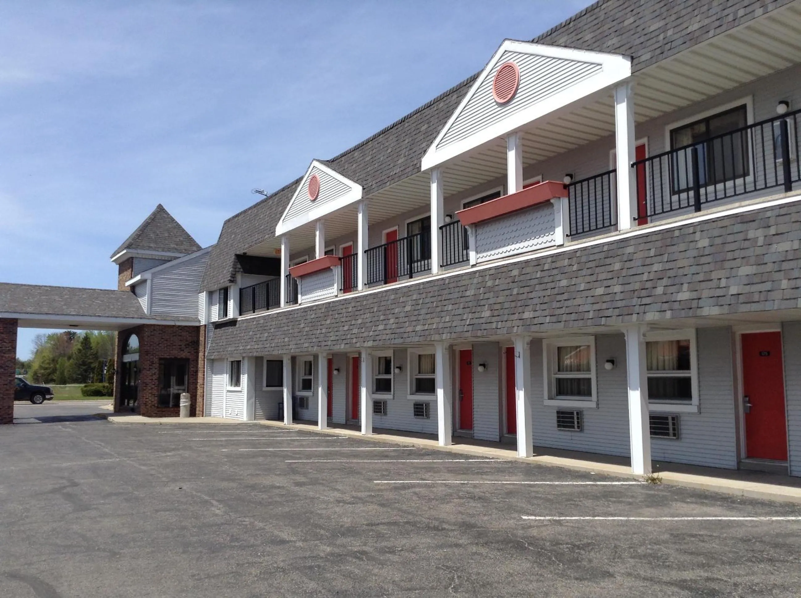 Facade/entrance in Days Inn by Wyndham Mackinaw City - Lakeview