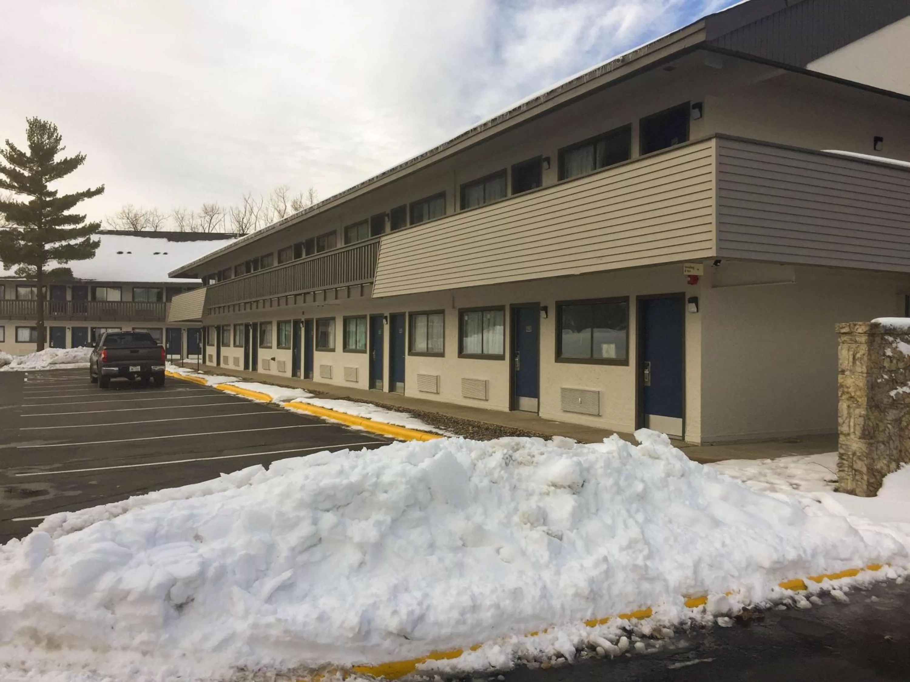 Property building in Motel 6-Burnsville, MN