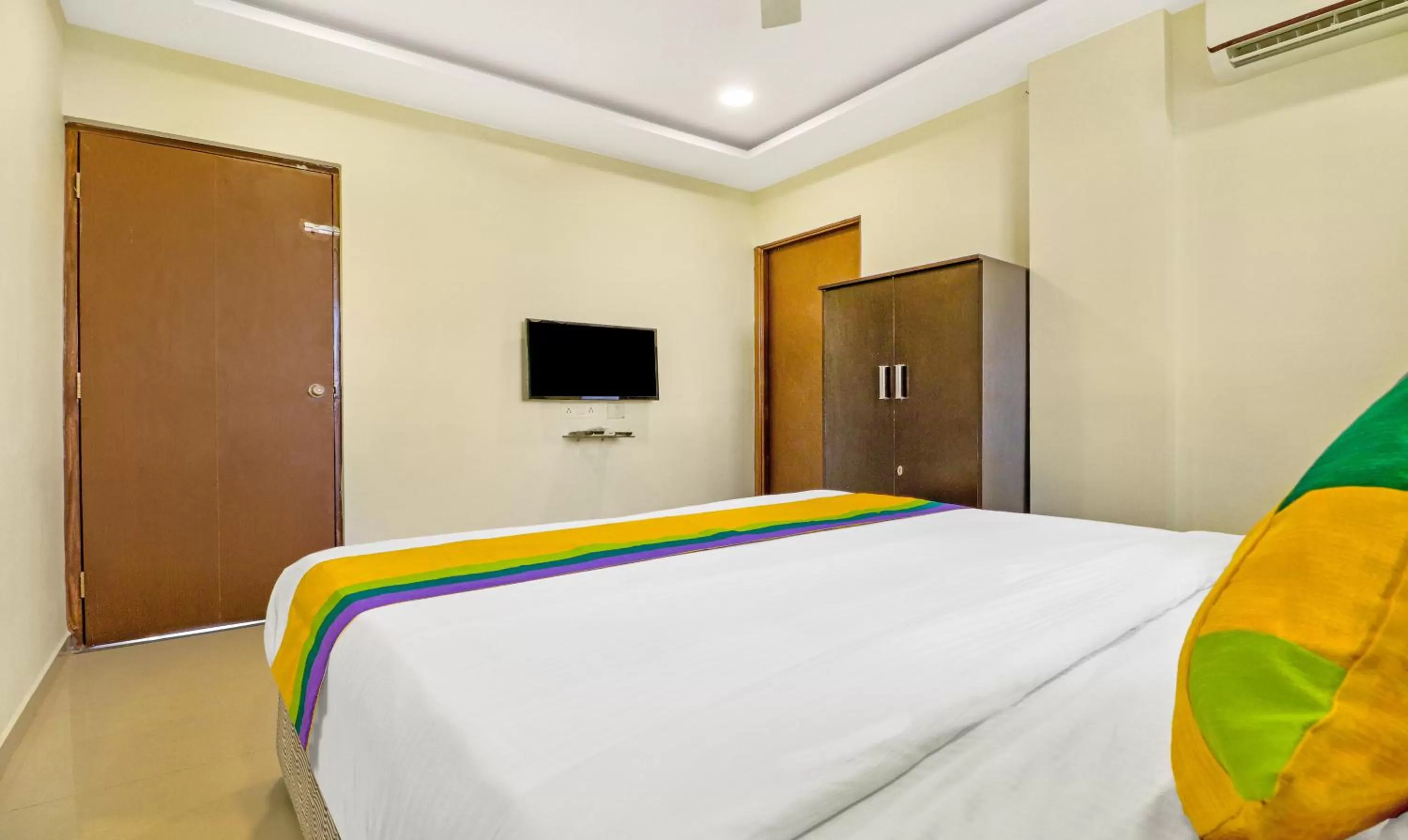 Bed in Itsy Hotels Carnival Inn