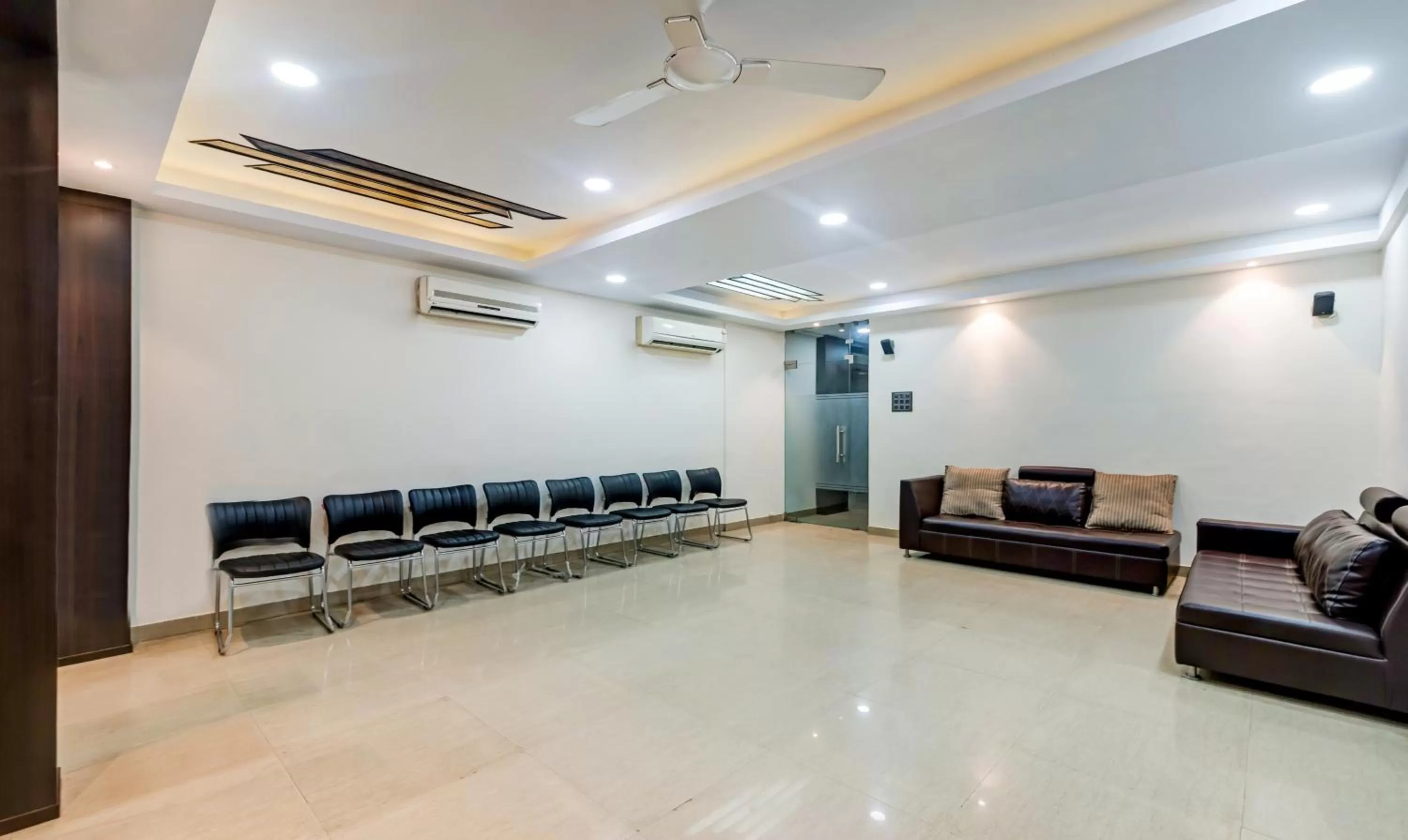 Seating area in Itsy Hotels Neeranand Plaza, Bhawanipur
