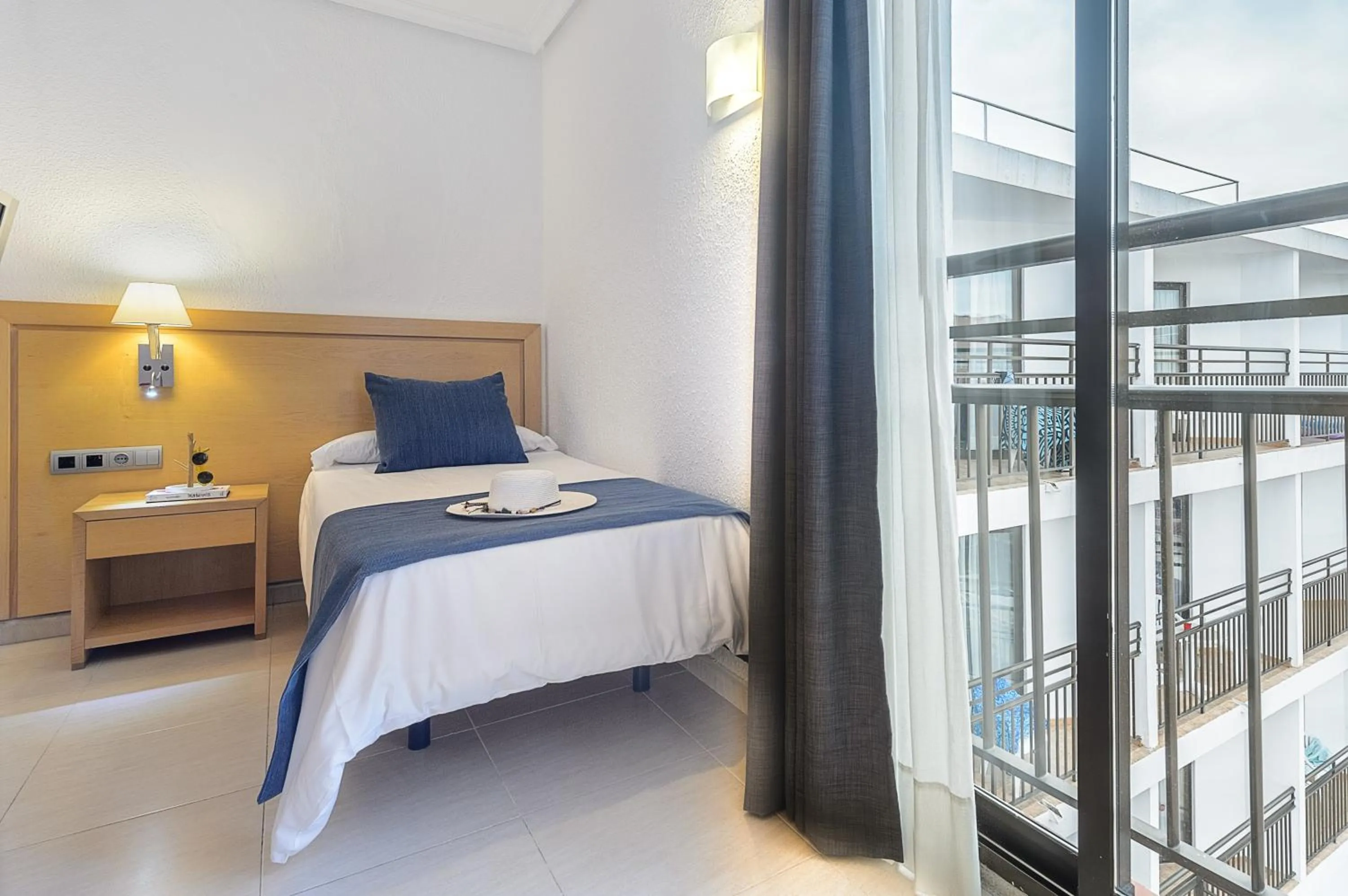 Photo of the whole room, Bed in Hotel Vibra San Remo