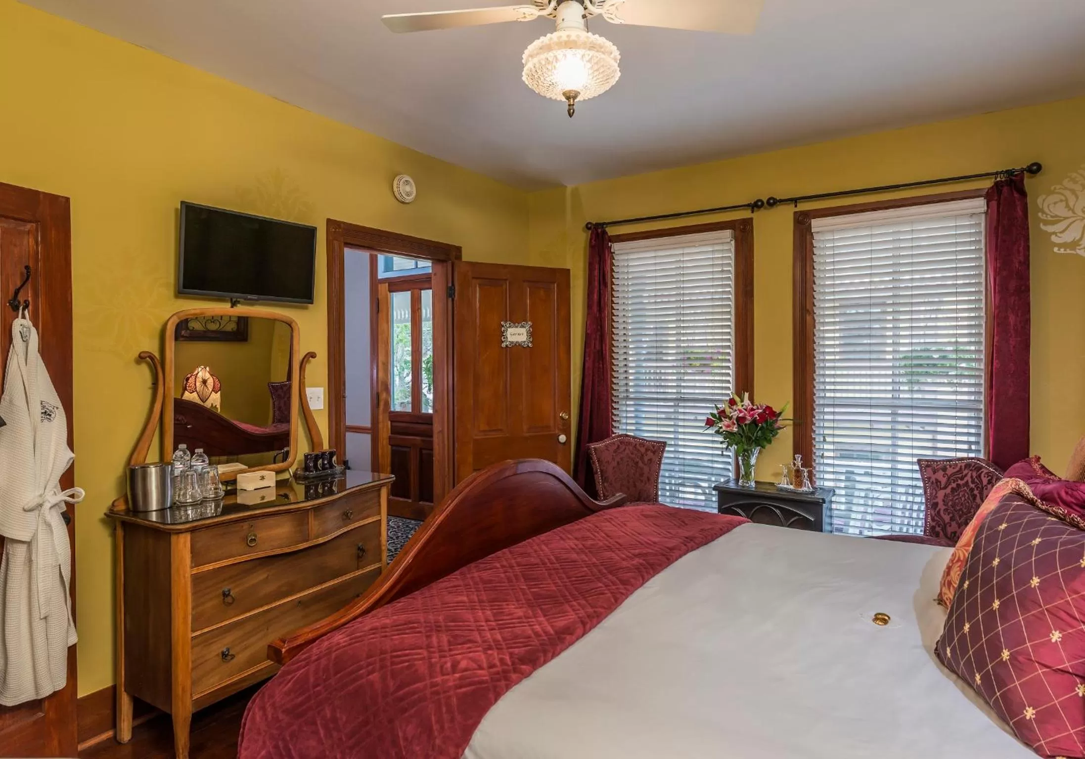 Photo of the whole room, Bed in Carriage Way Inn Bed & Breakfast Adults Only - 21 years old and up