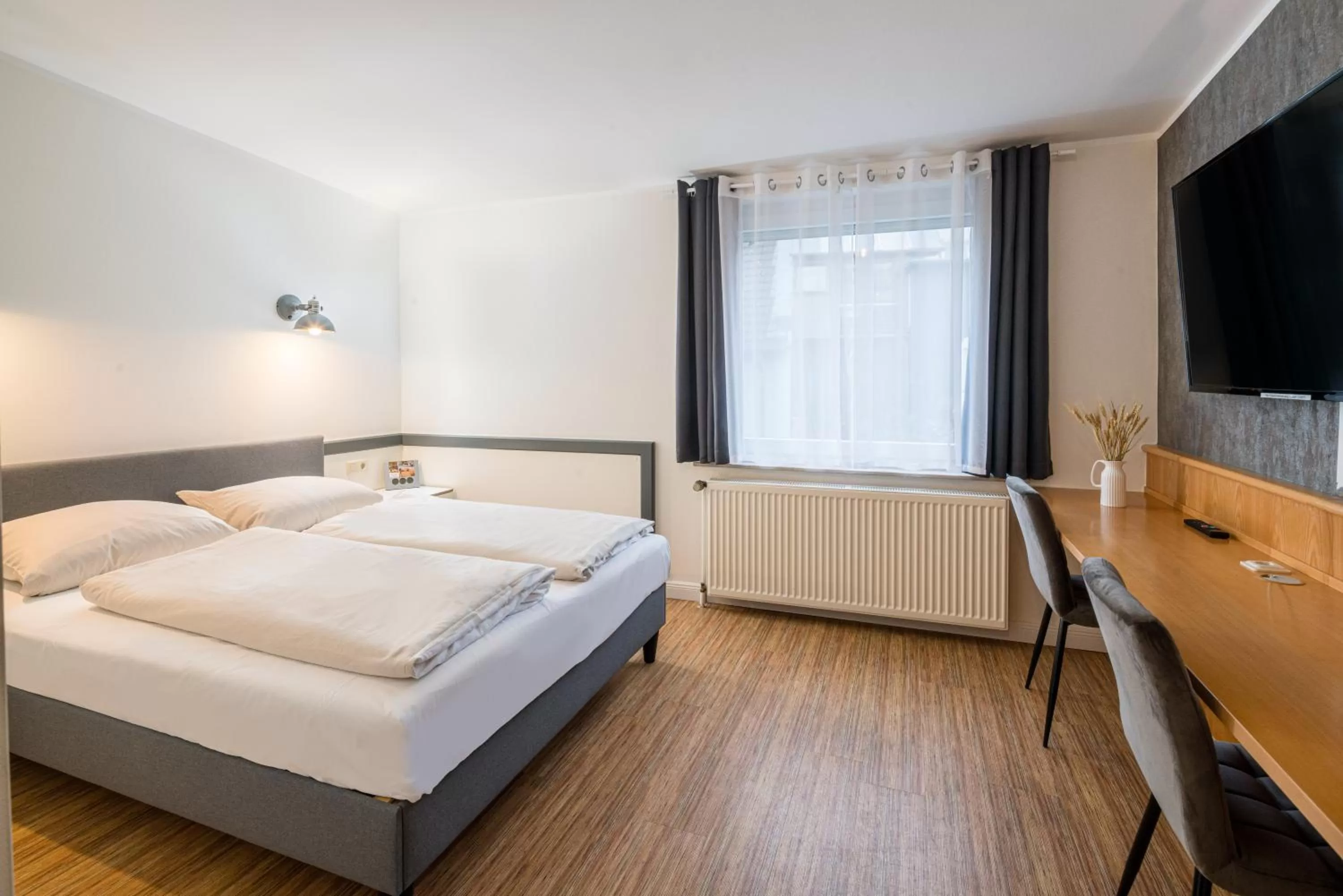 Communal lounge/ TV room, Bed in Schäfers Hotel, Self-Check-in, Cafe und Bäcker am Hotel