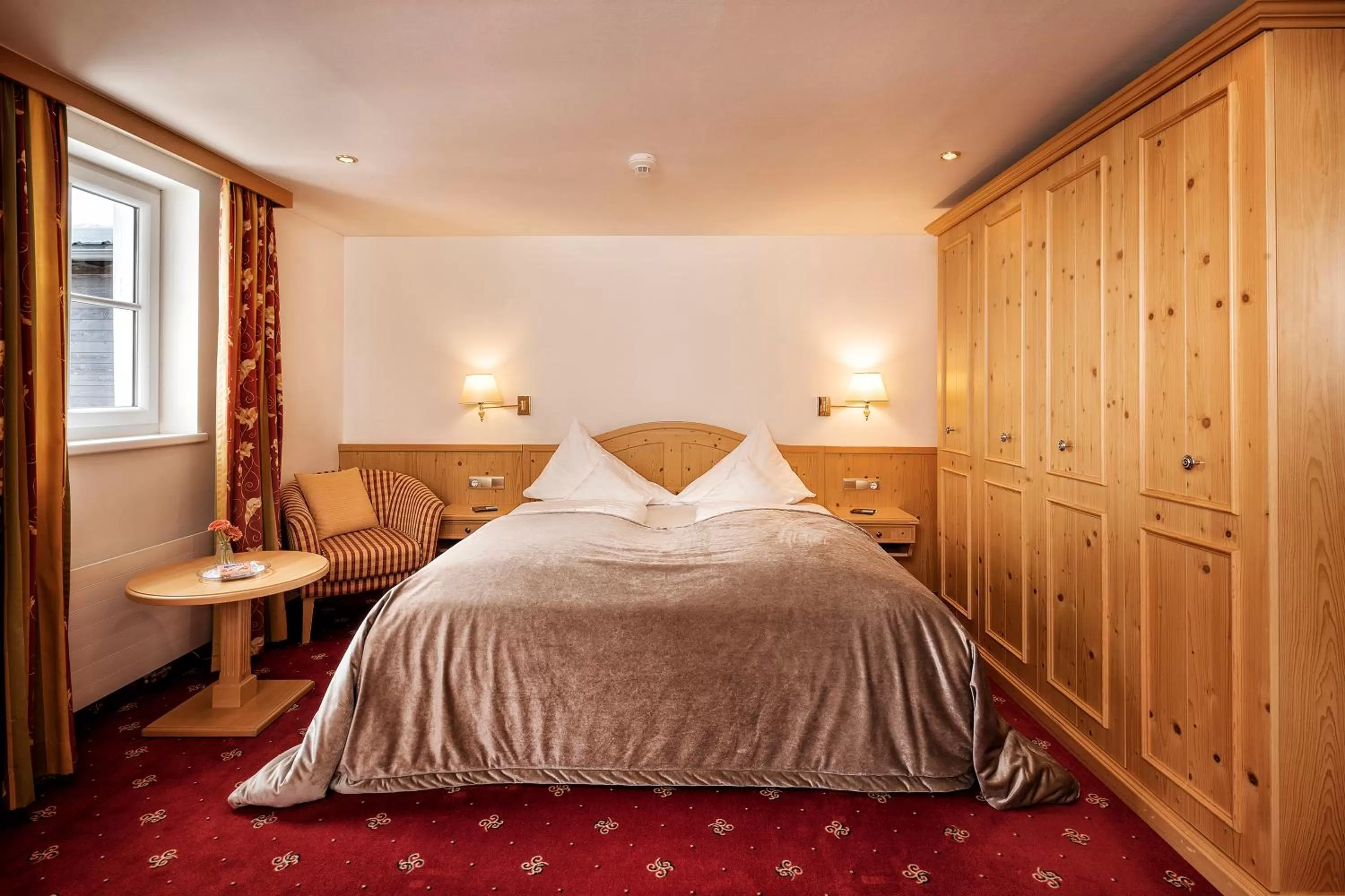 Bedroom, Bed in Hotel Tannbergerhof im Zentrum von Lech