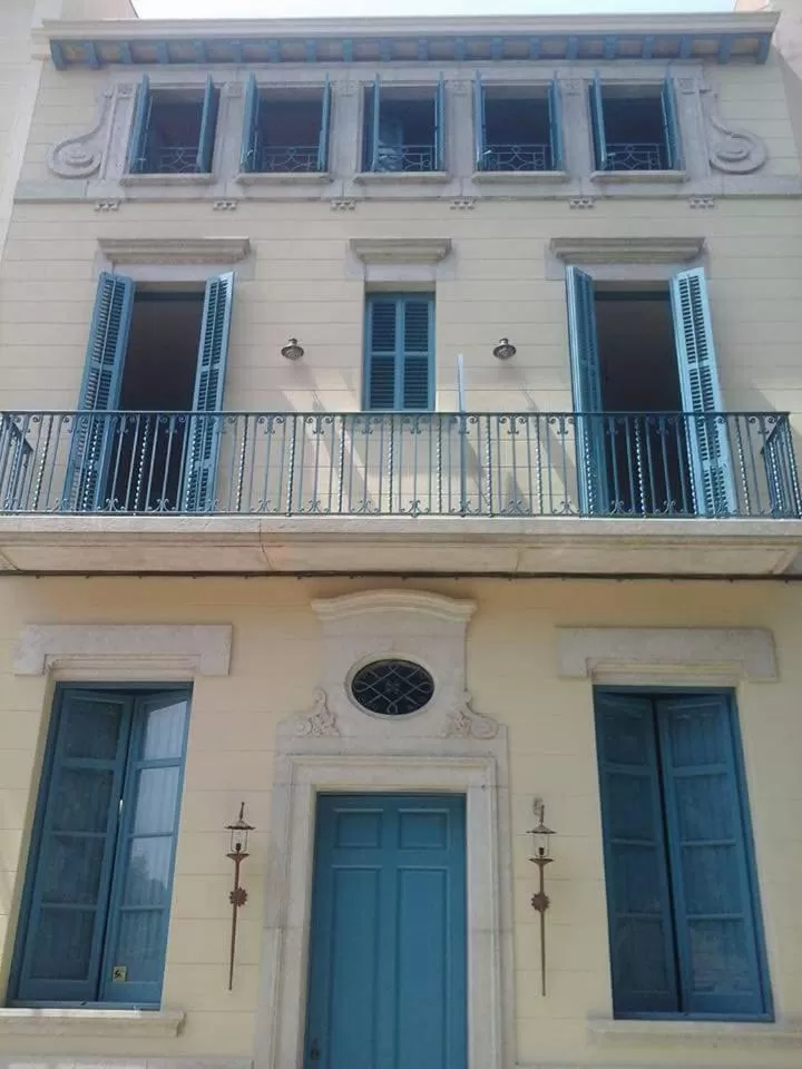 Property building in Hotel Hostal Chic