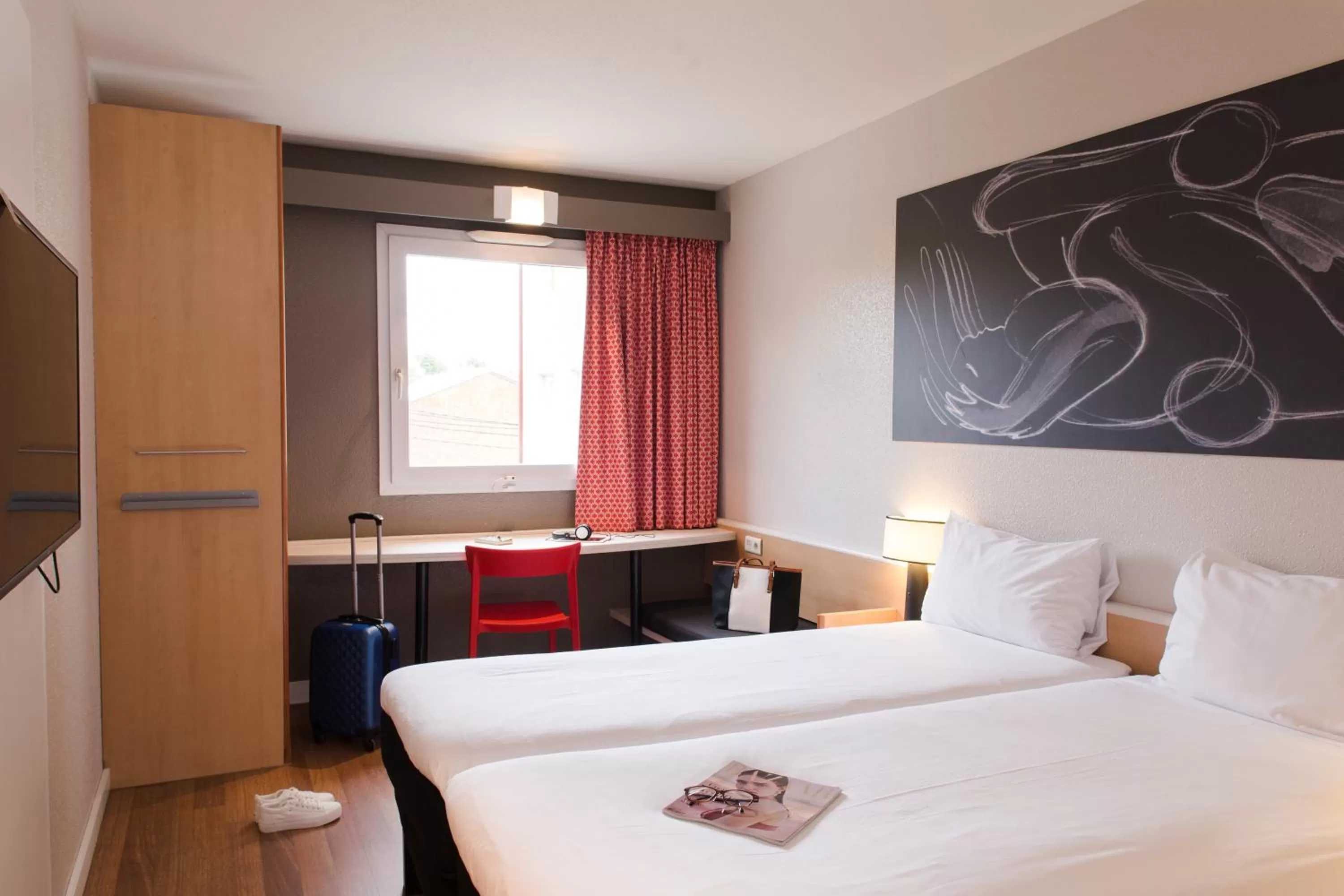 People, Bed in Ibis Madrid Fuenlabrada