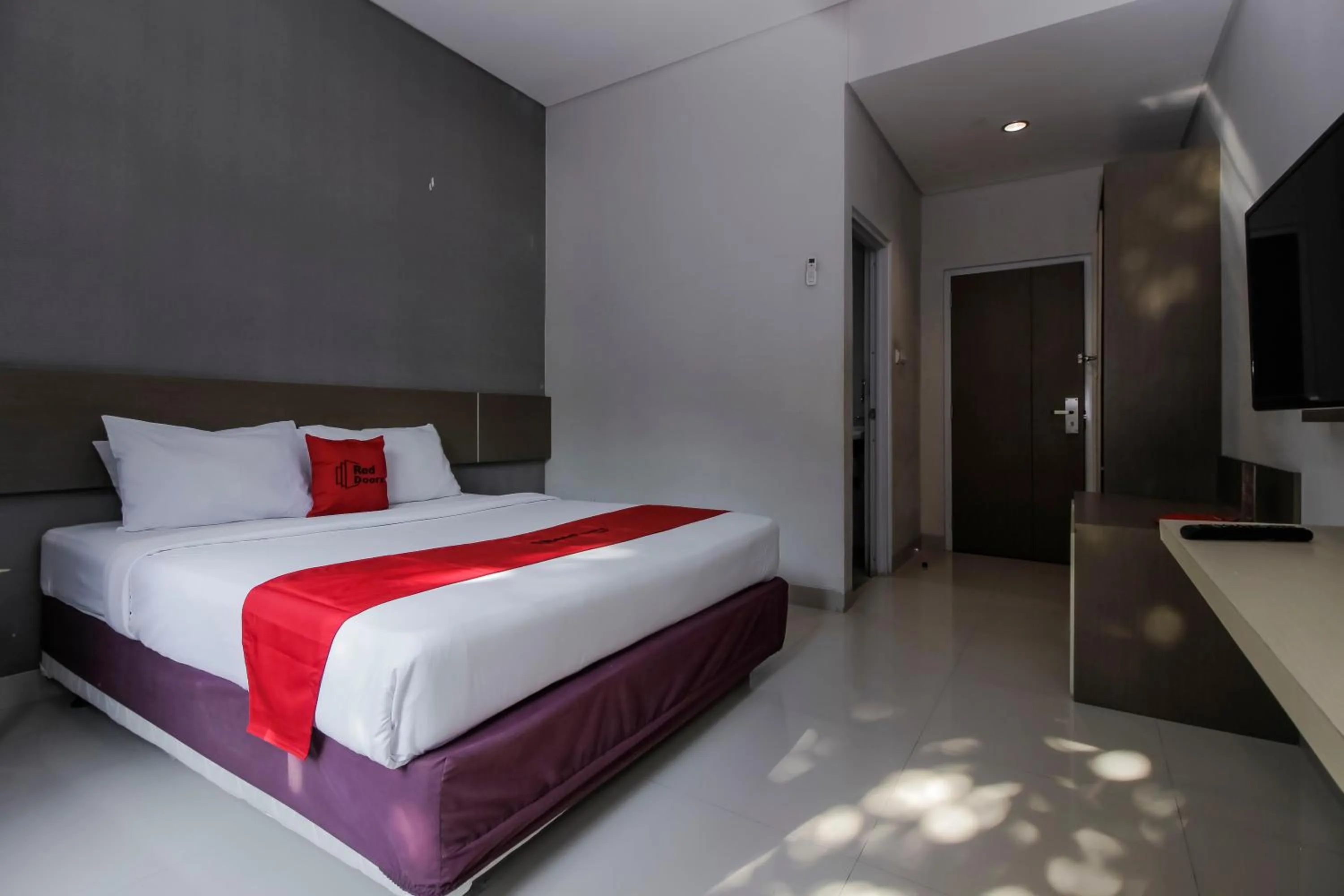 Bedroom, Bed in RedDoorz near Goa Sunyaragi