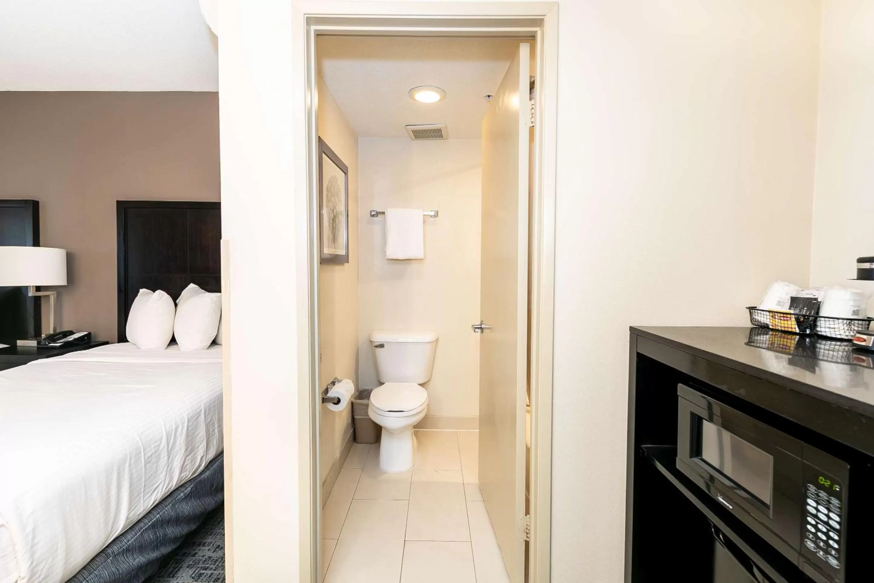 Bathroom, Bed in Best Western Inn & Suites San Diego Zoo -SeaWorld Area