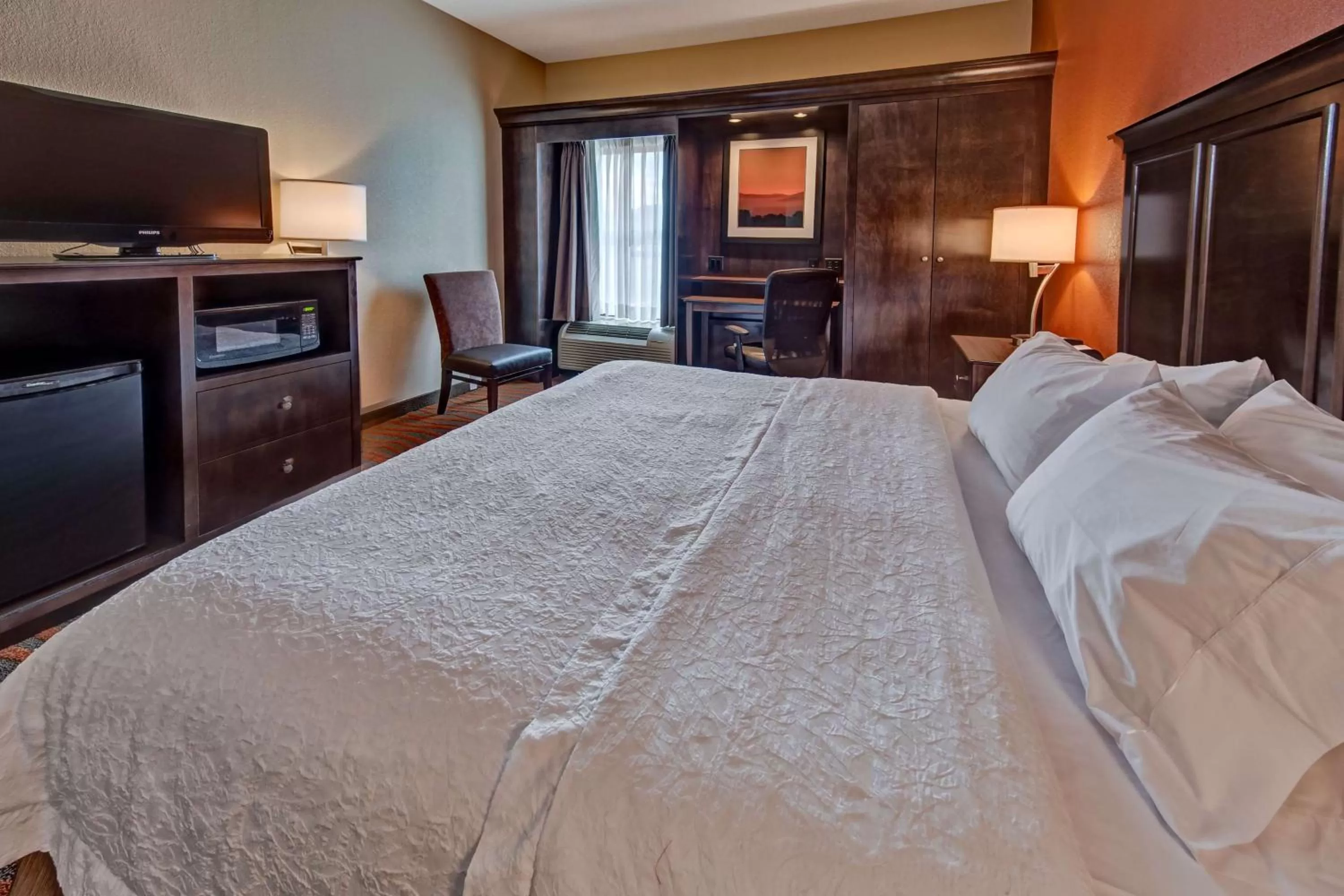 Living room, Bed in Hampton Inn by Hilton Clarksville