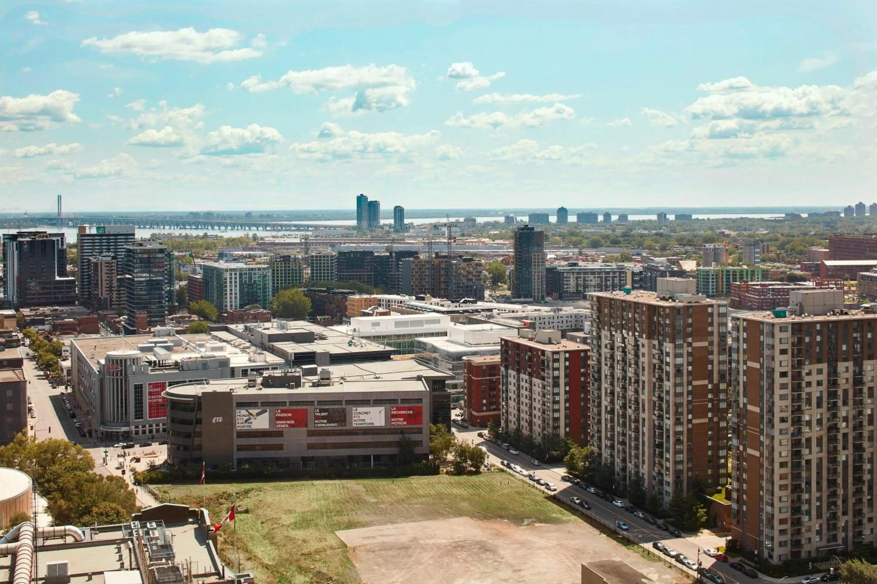Photo of the whole room in Montreal Marriott Chateau Champlain