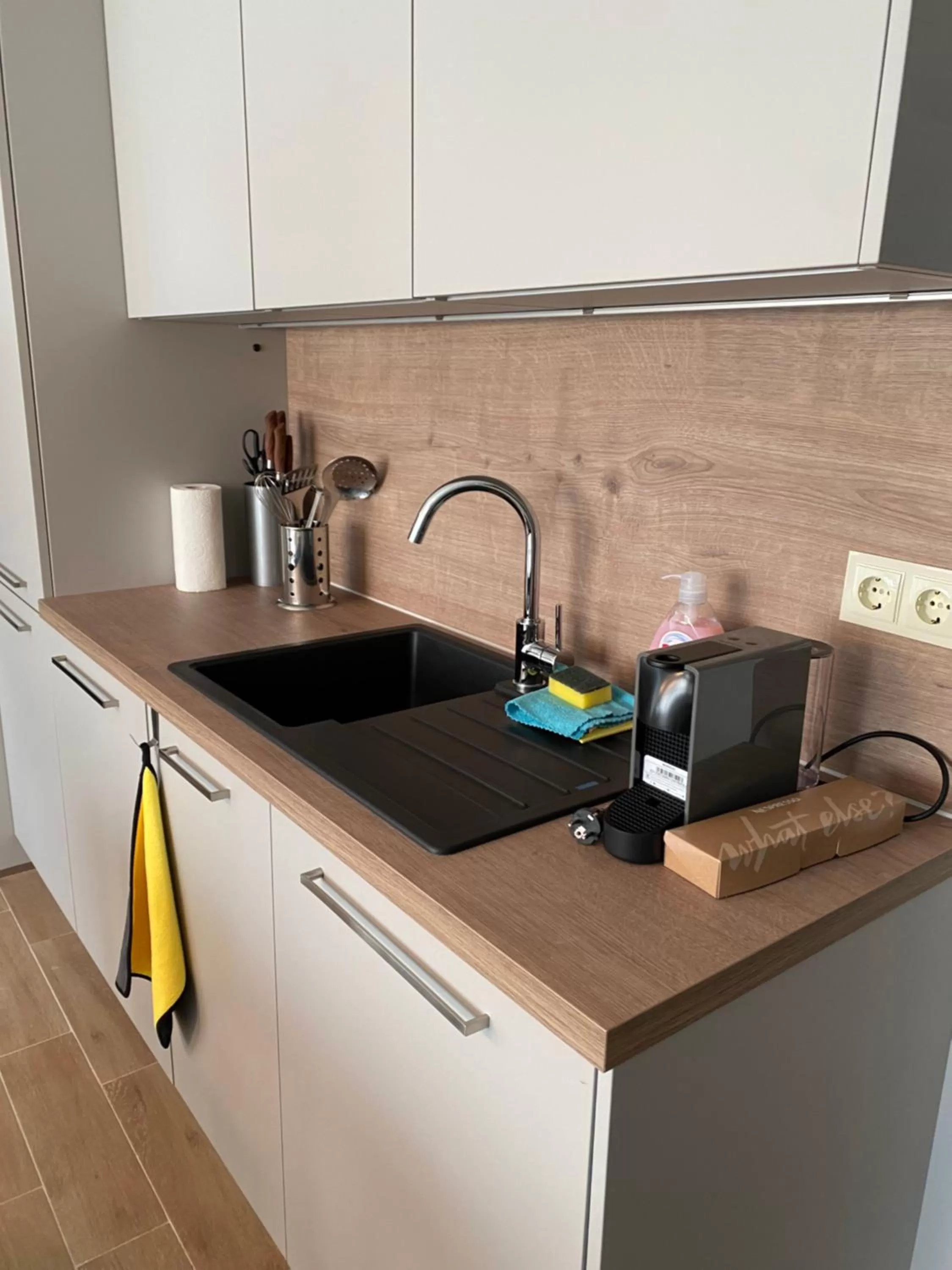 Coffee/tea facilities, Kitchen/Kitchenette in 7th Sense boutique apartments