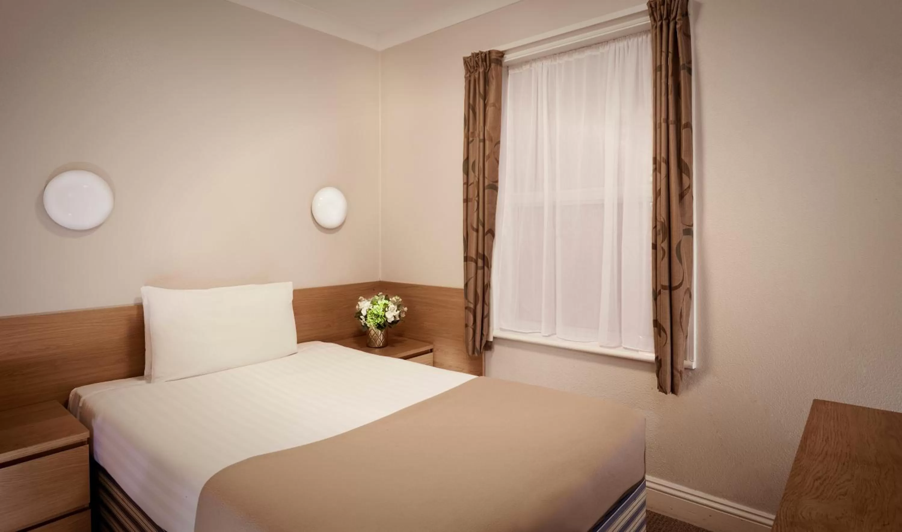 Bedroom, Bed in Lords Hotel