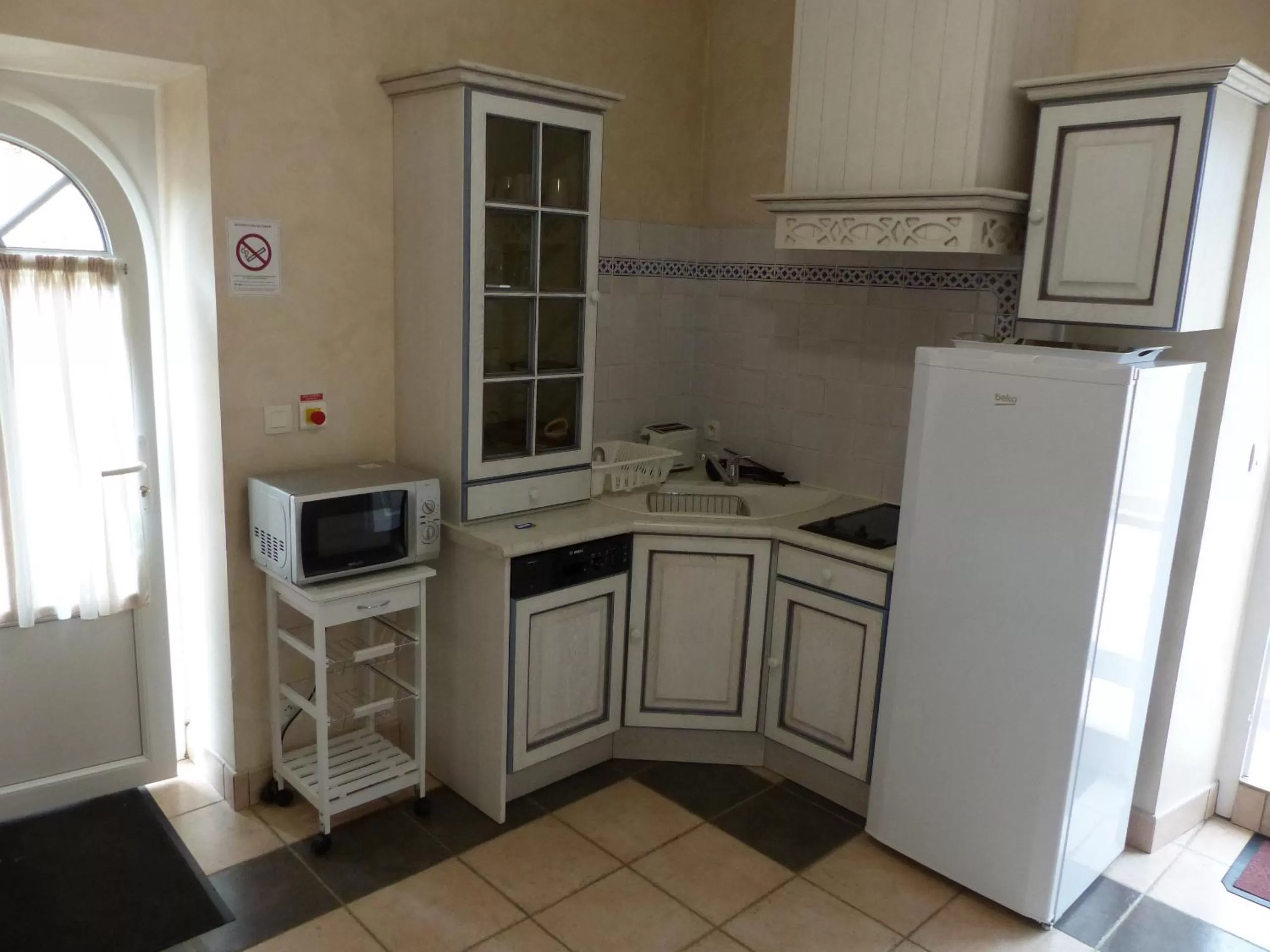 Kitchen or kitchenette in B&B Domaine de La Corbe