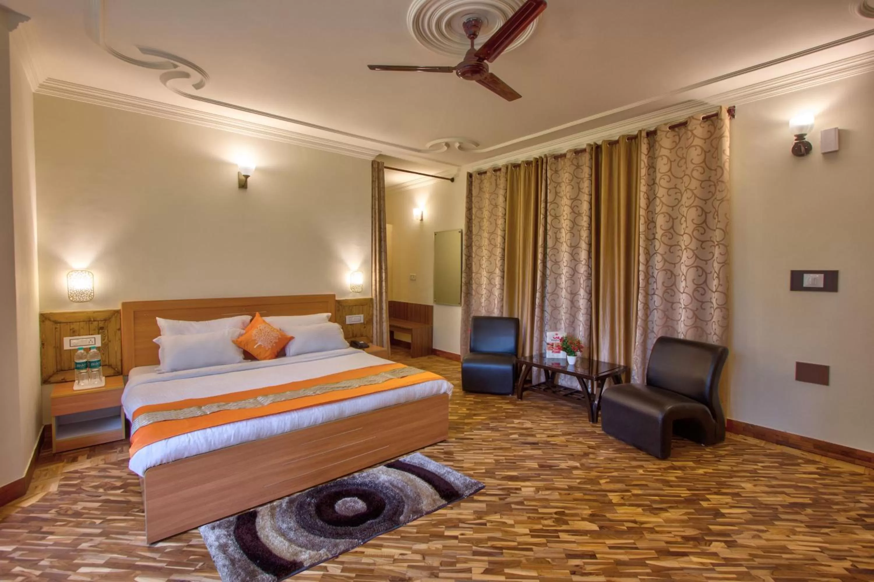 Photo of the whole room, Bed in Woodstock Inn Manali 800 Mtrs from Mall Road
