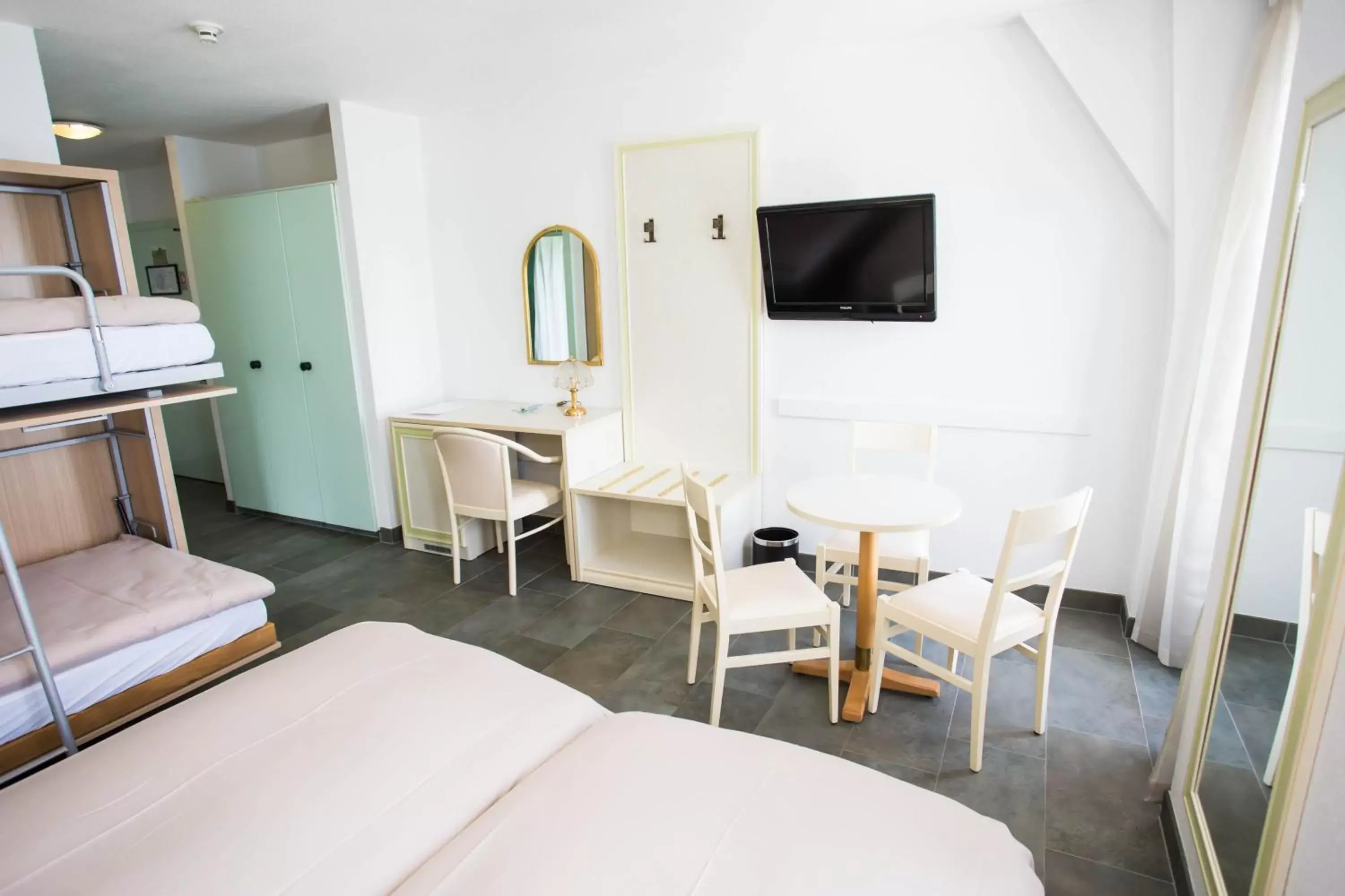 Business Triple Room in Hôtel du Port Business Triple Room in Hôtel du Port