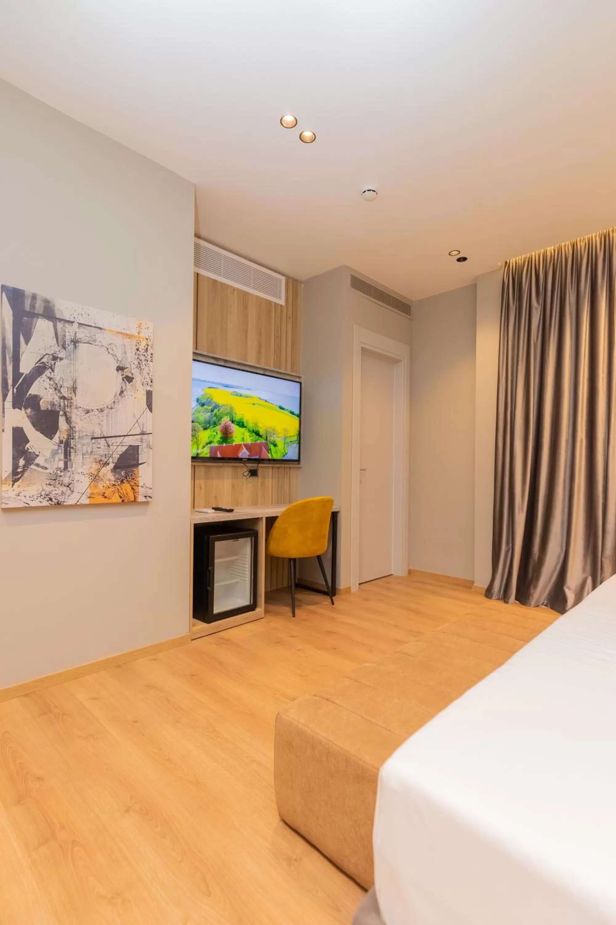 Communal lounge/ TV room, Bed in Esbjerg Hotel