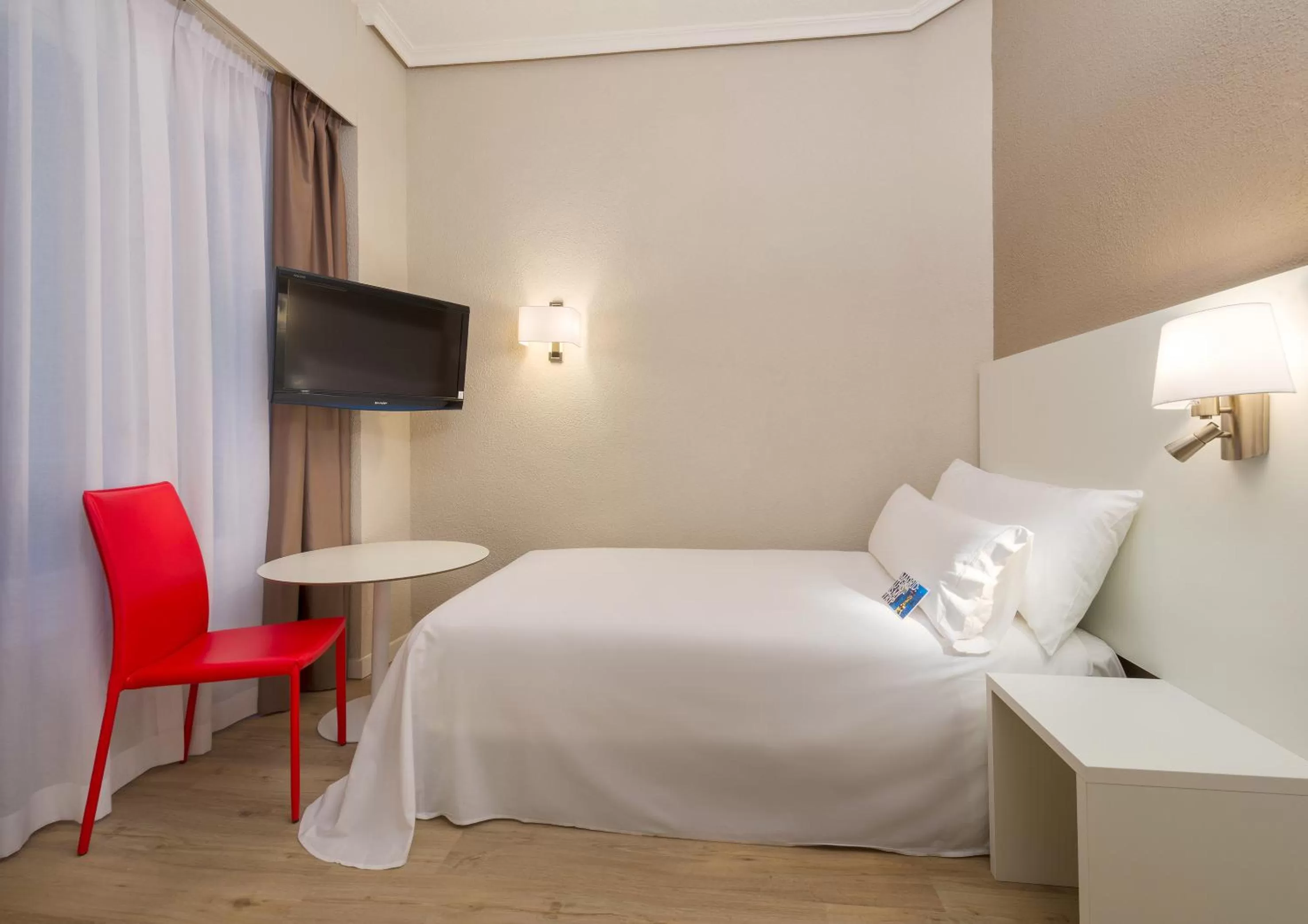 Photo of the whole room in Hotel Madrid Gran Via 25, Affiliated by Meliá