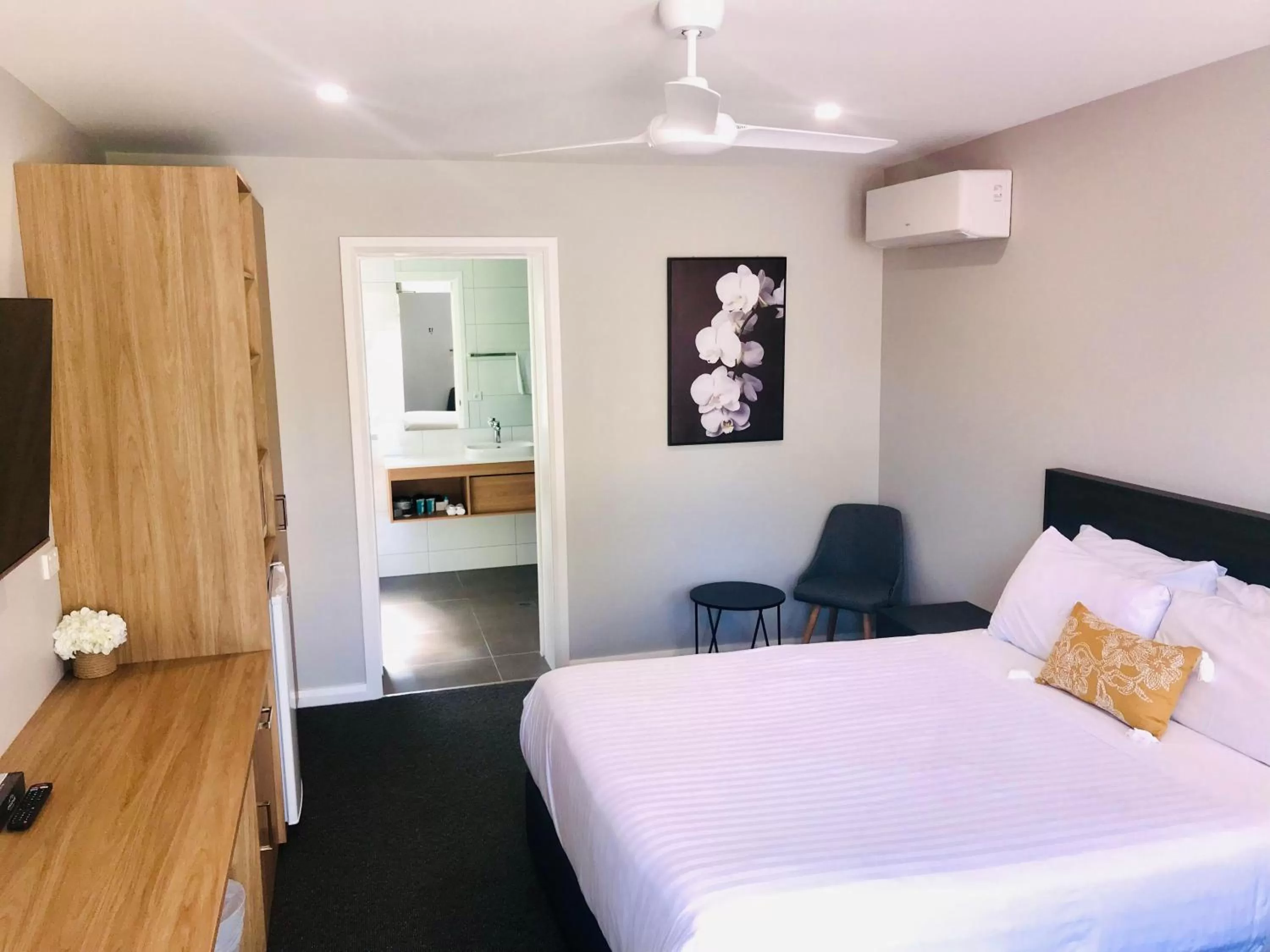 Bed in Hive Hotel, Moruya