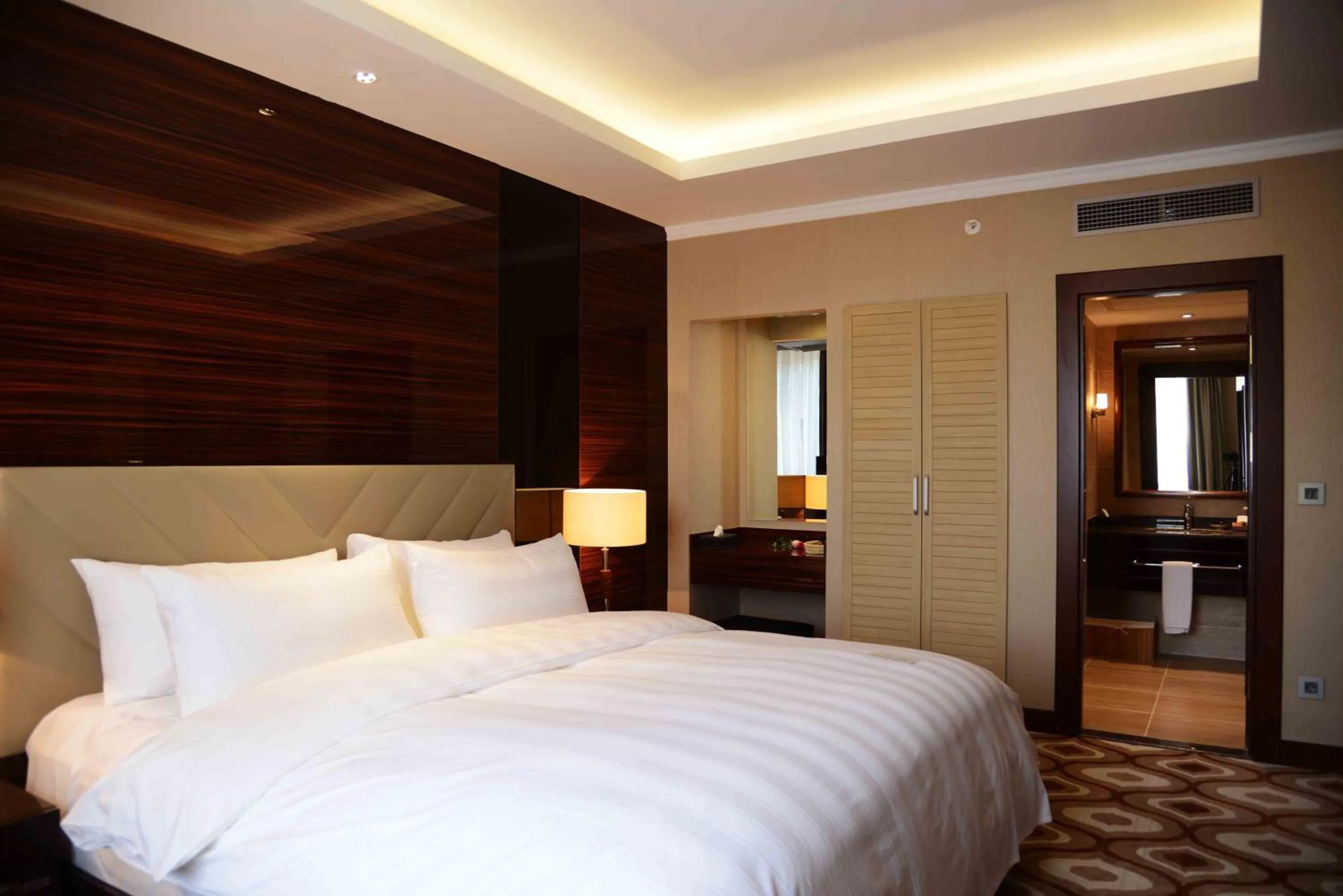 Bed in LOTTE City Hotels Tashkent Palace