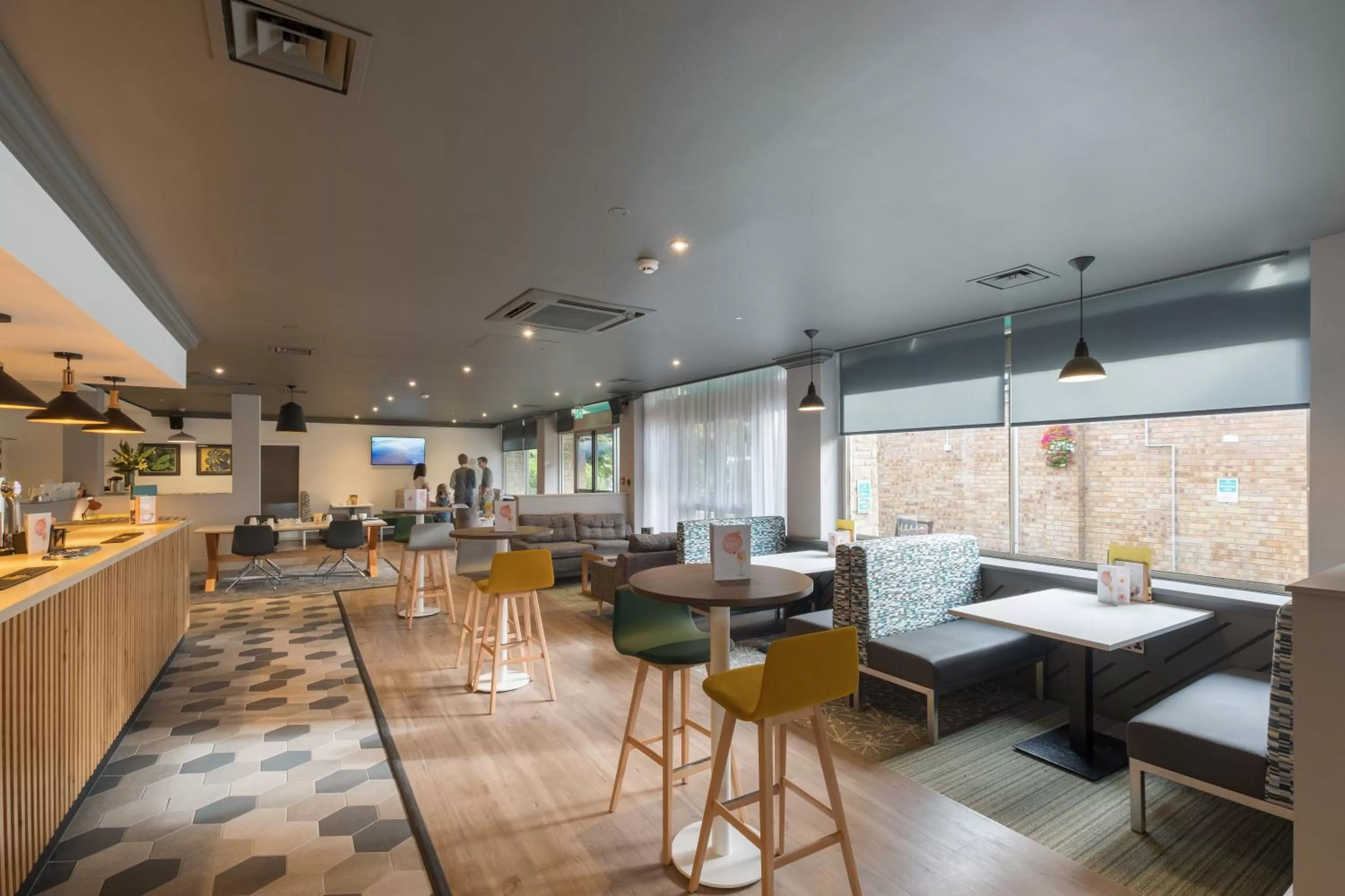 Lounge or bar in Holiday Inn Swindon by IHG