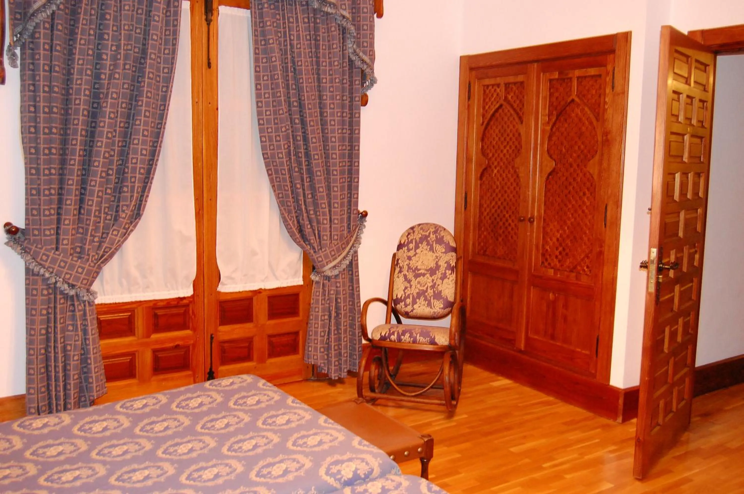 Photo of the whole room, Bed in Hospederia del Real Monasterio