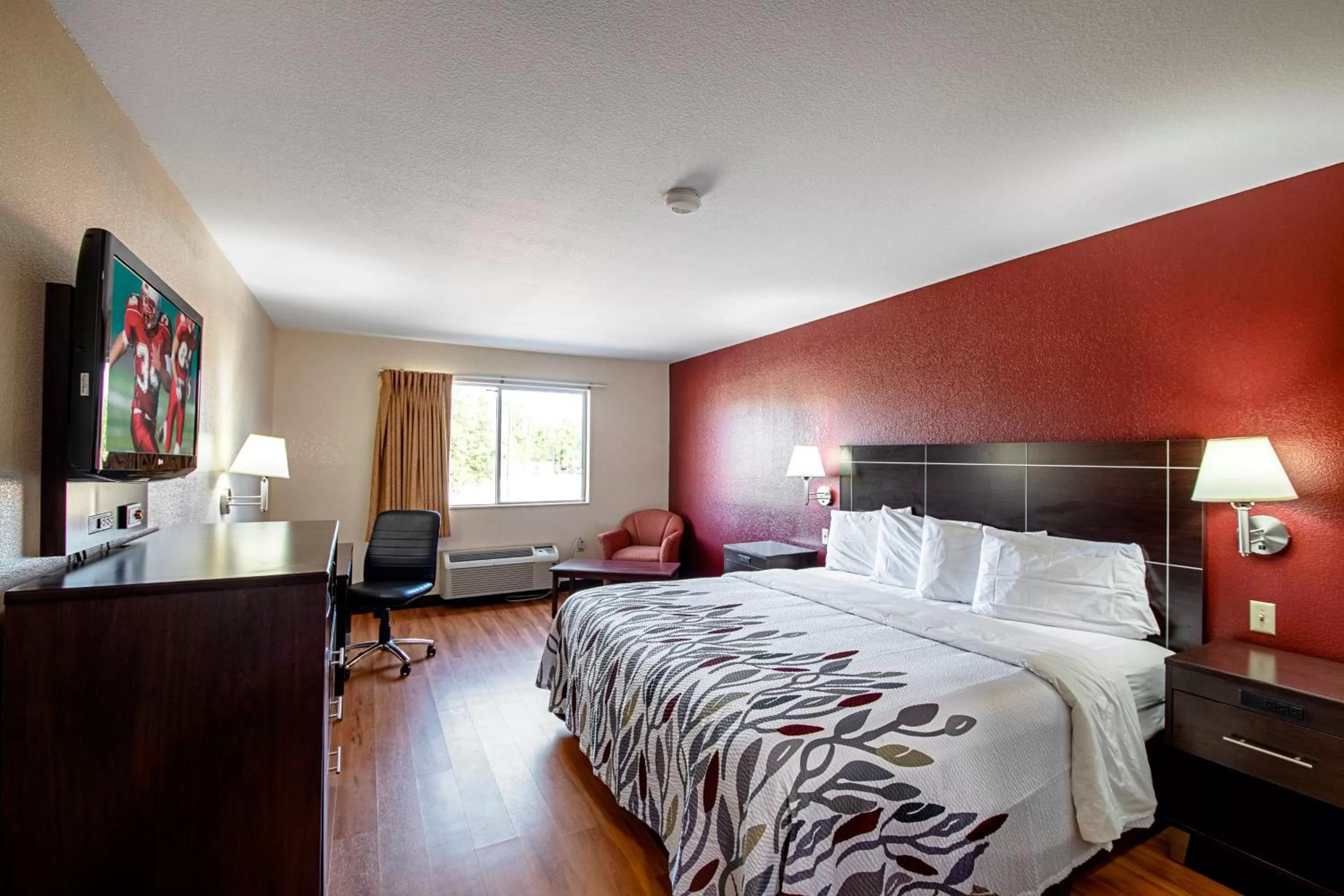 Bedroom, Bed in Red Roof Inn San Marcos