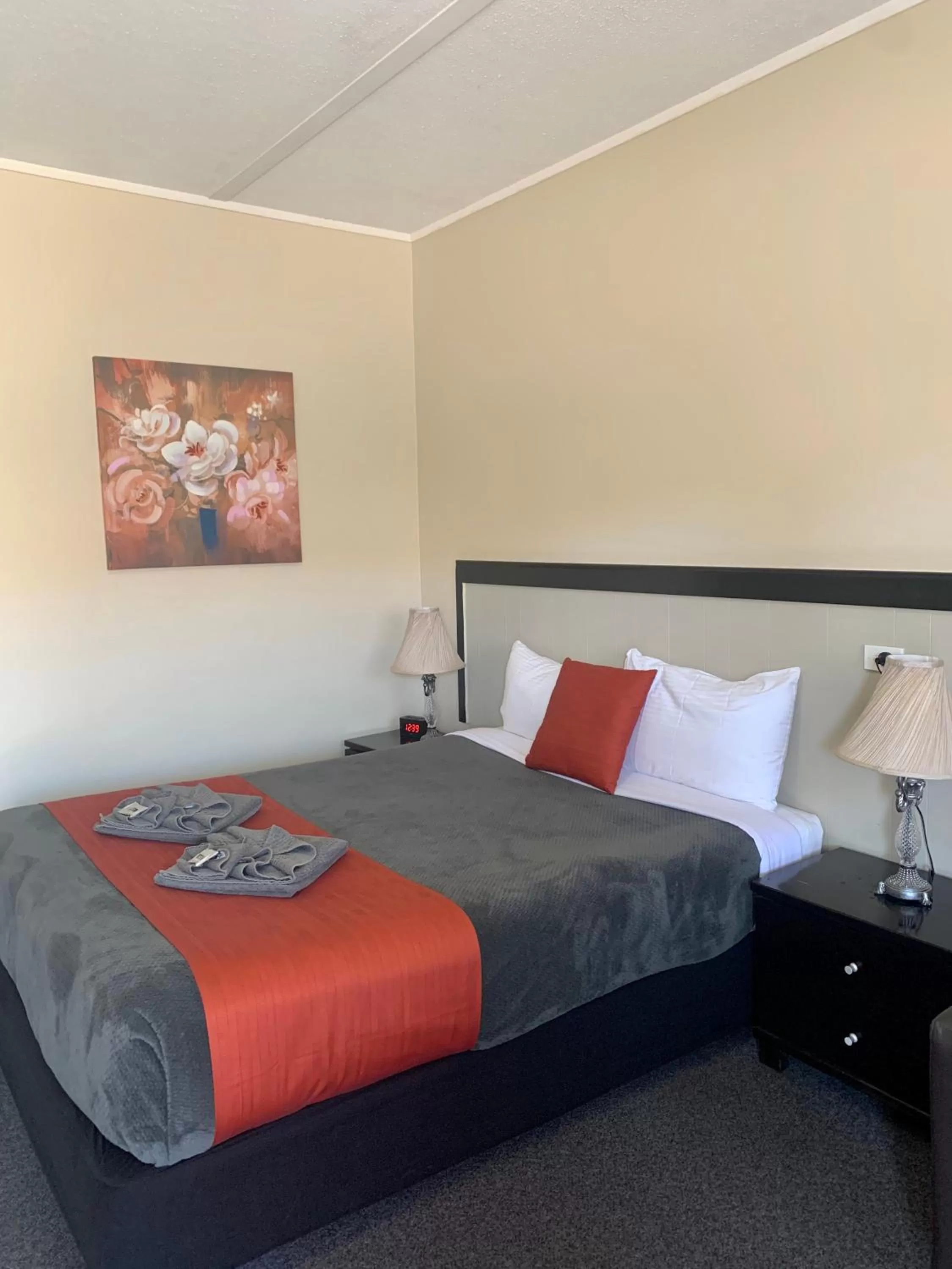 Bed in Gilgandra Motel