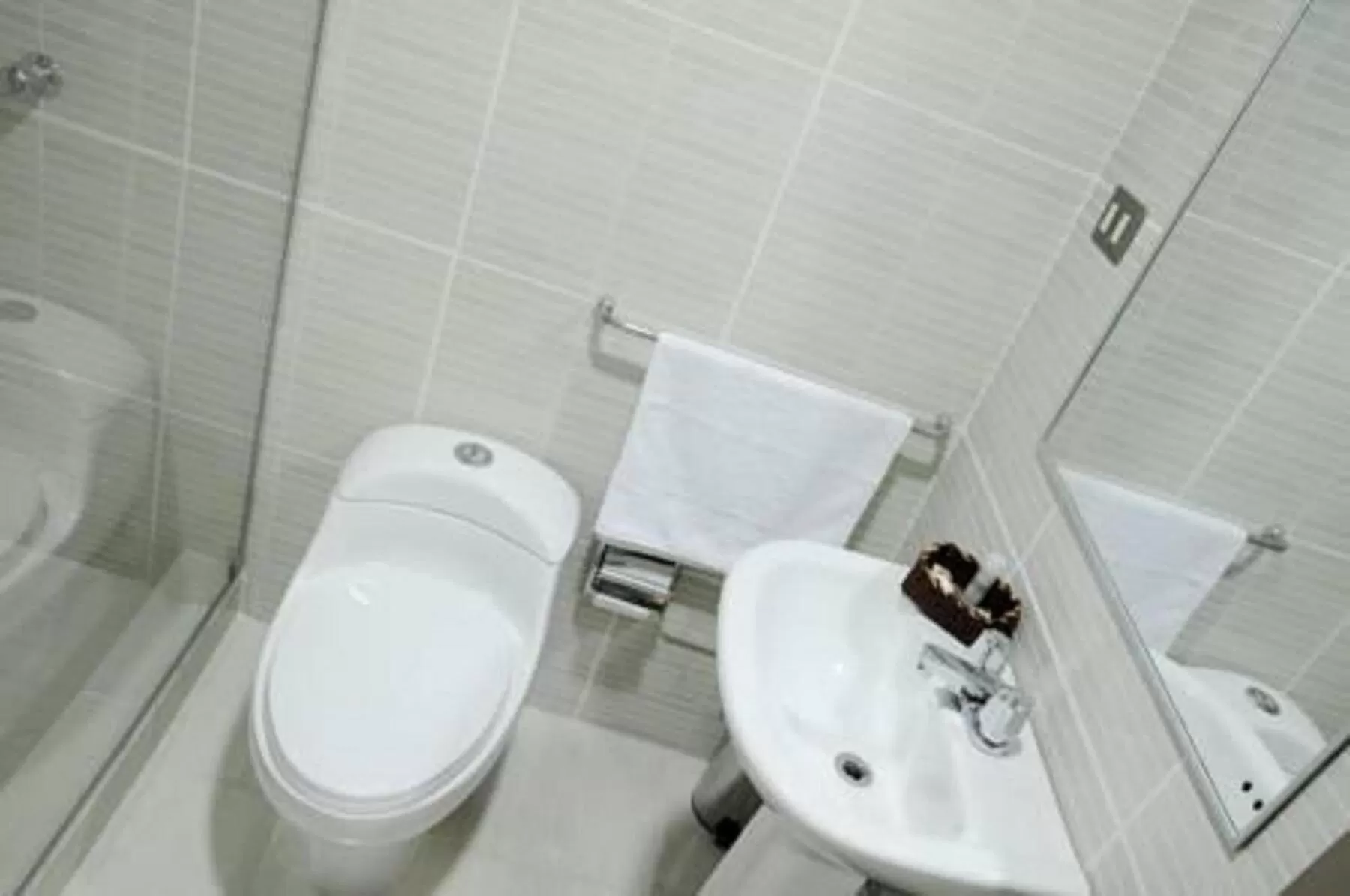 Bathroom in Houseboat Zaindari Palace