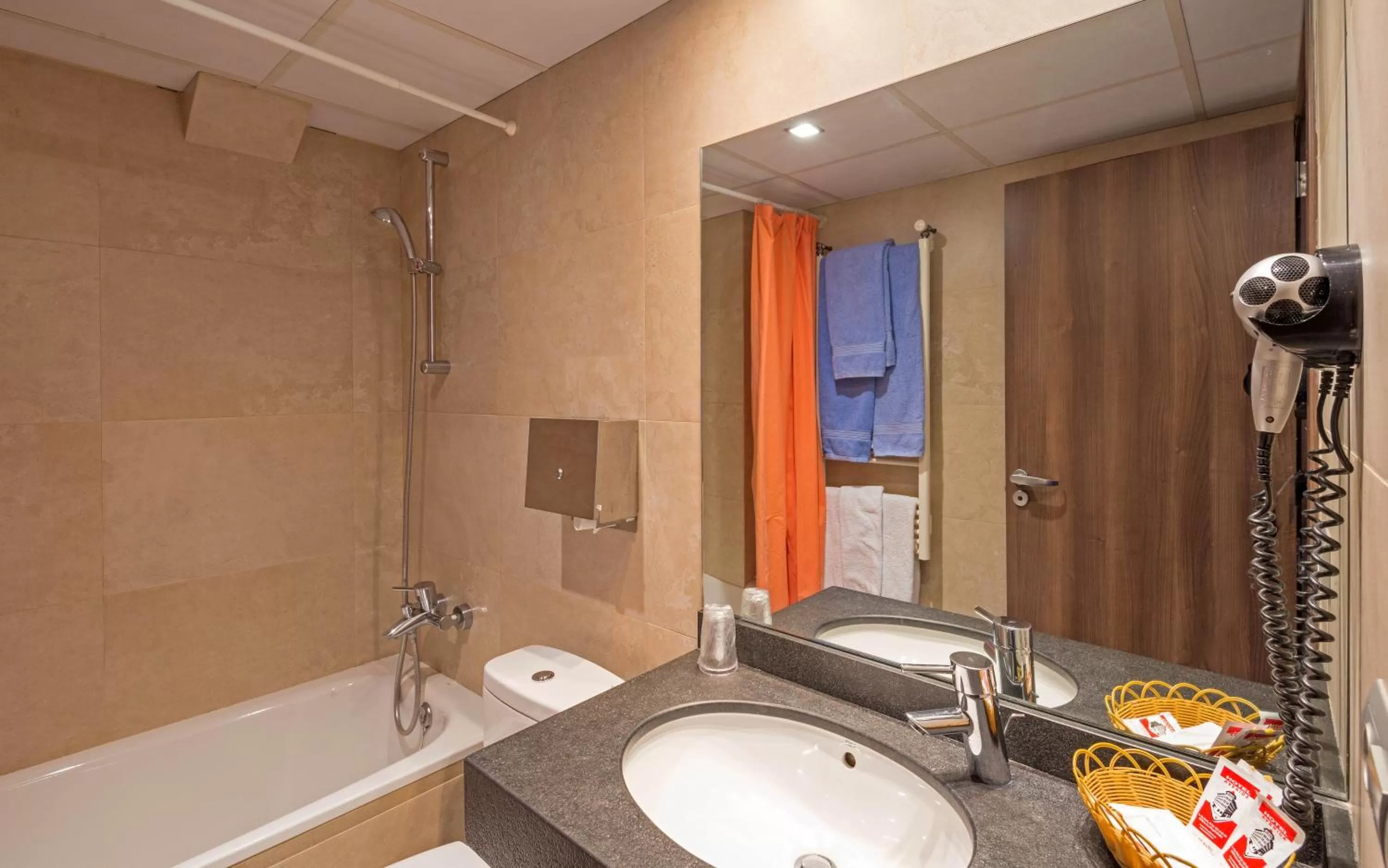 Toilet in Hotel Avenida