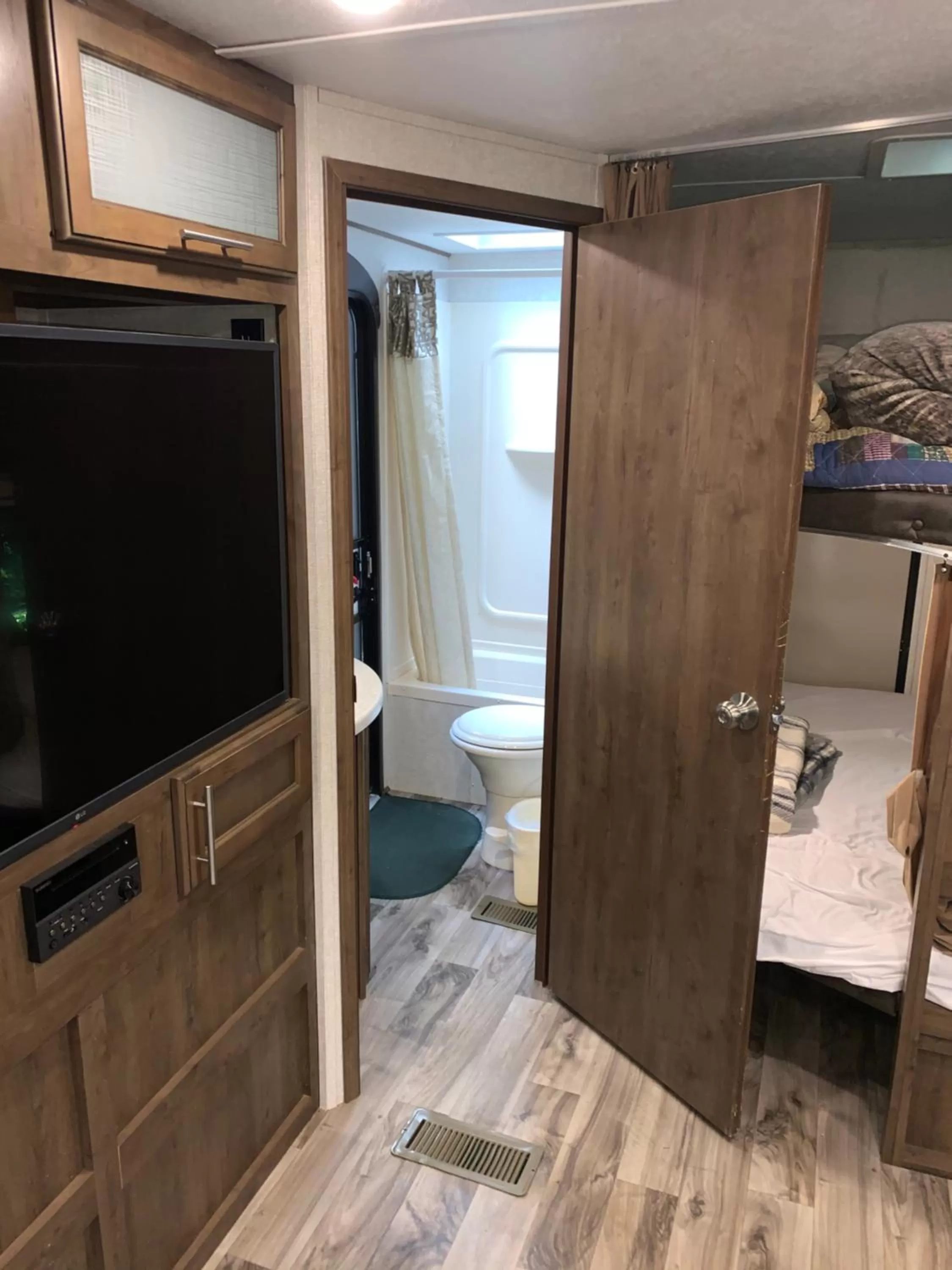 Bathroom, Bed in Glacier Haven Inn