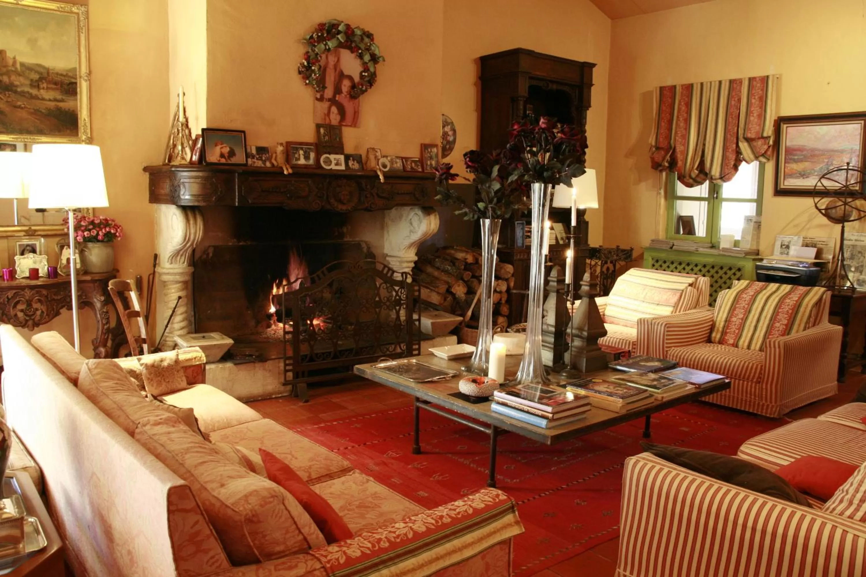 Communal lounge/ TV room in La Maison sur la Colline