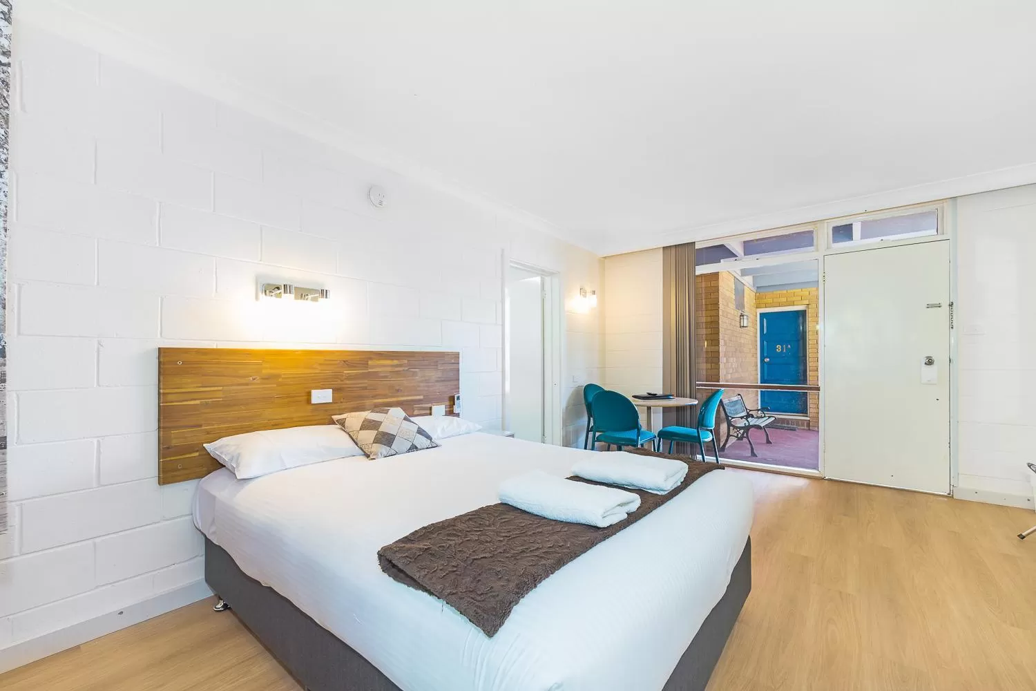 Bed in Plainsman Motel