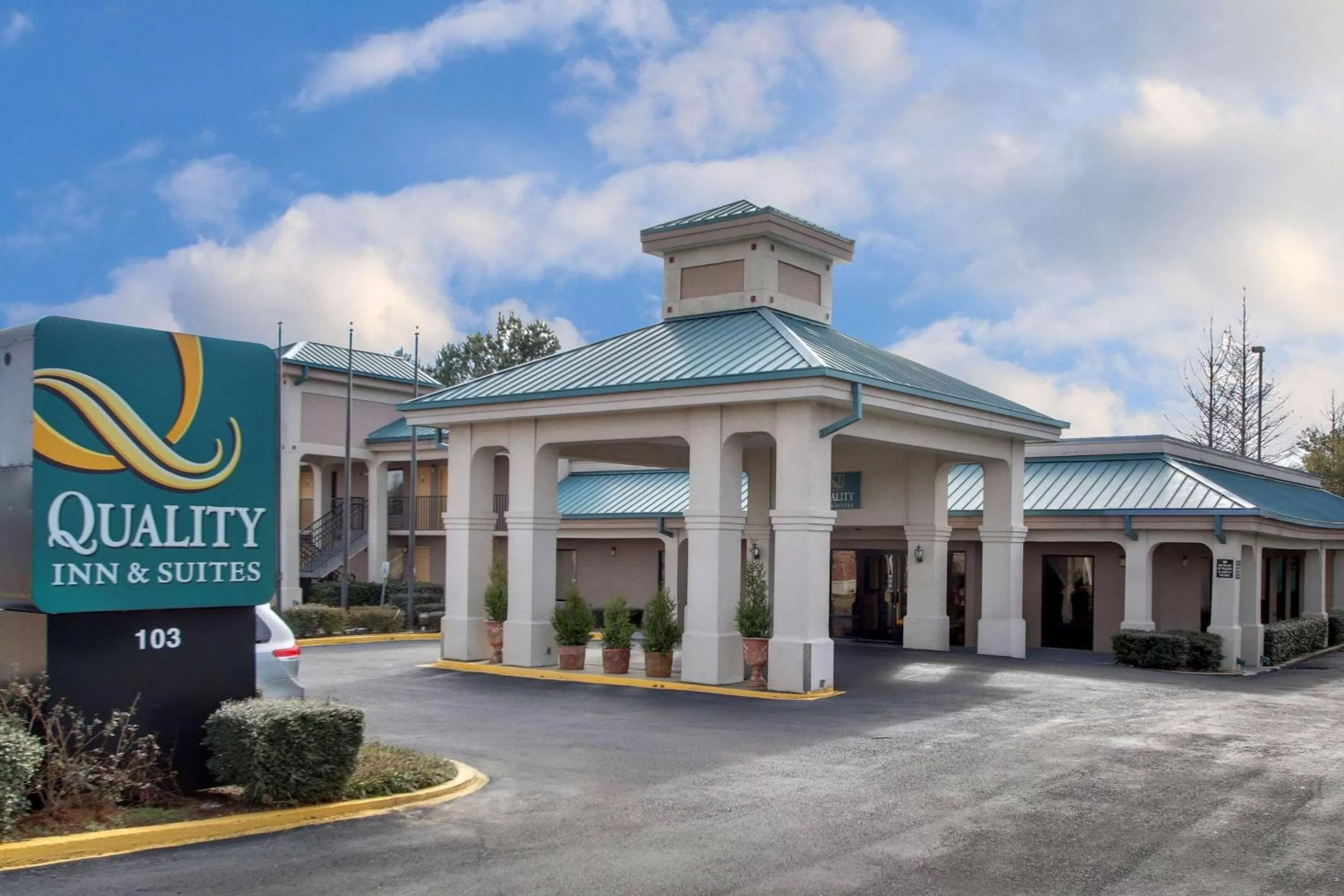 Property building in Quality Inn & Suites Clinton - Jackson West