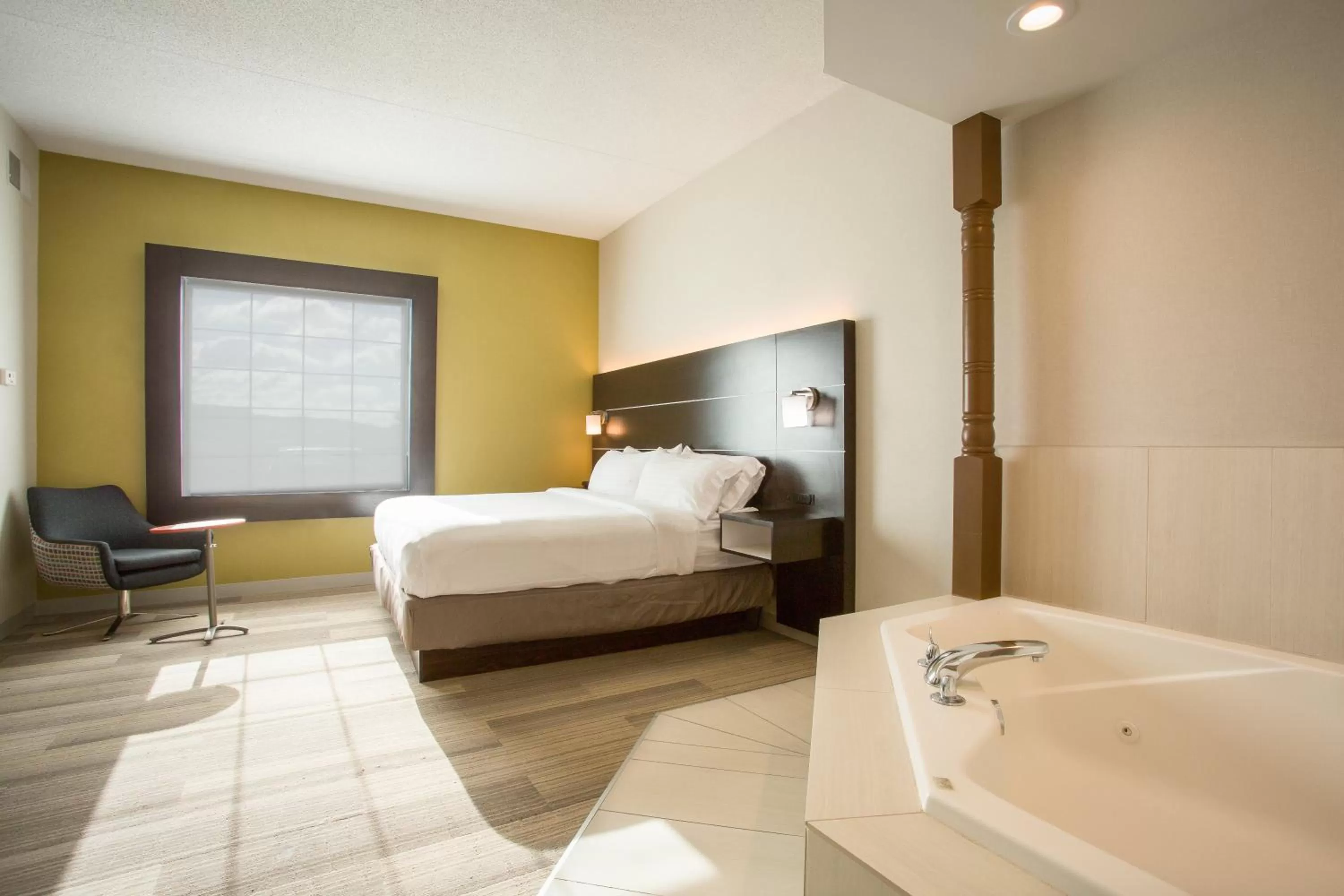 Photo of the whole room, Bed in Holiday Inn Express Hotel & Suites Reading by IHG