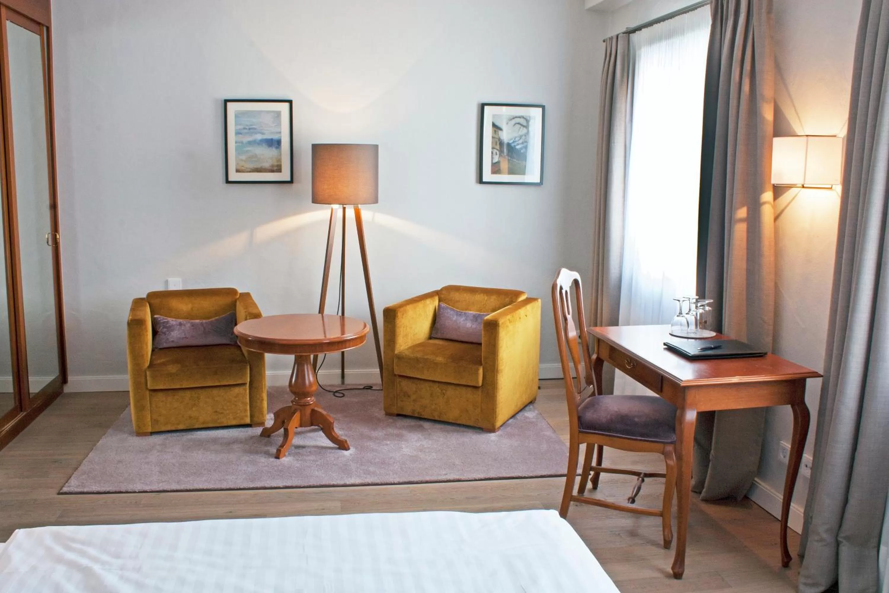 Photo of the whole room, Bed in Hotel Bayerischer Hof