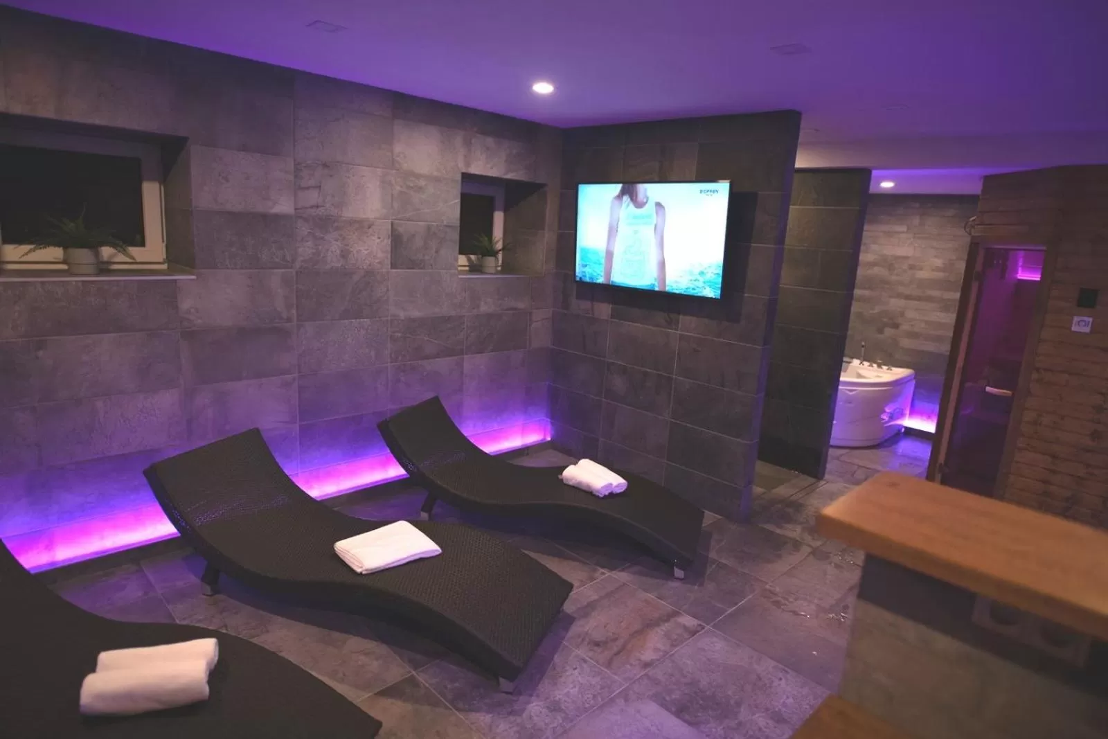 Hot Tub, Swimming Pool in Apartmány Meandry