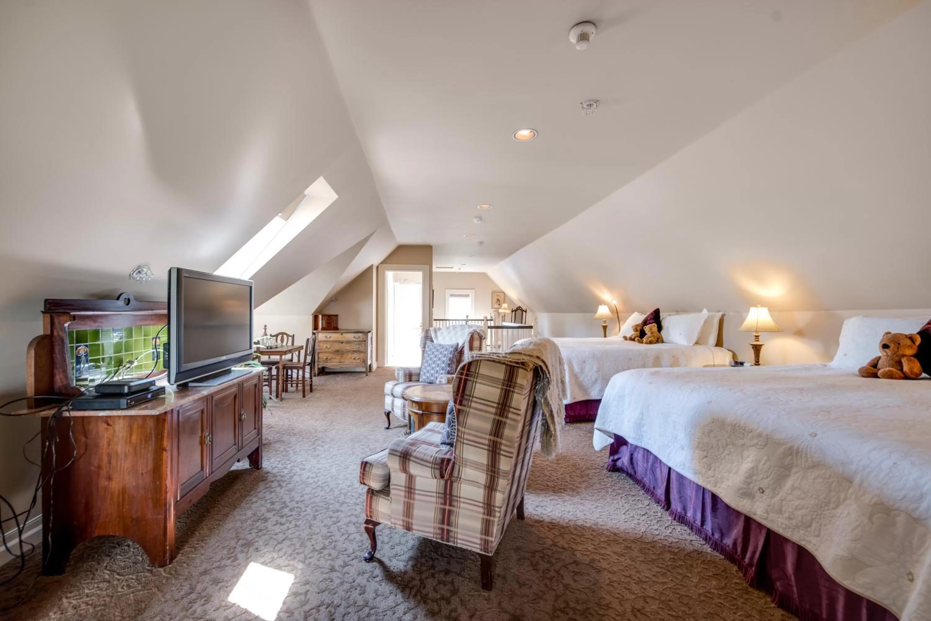 Bed in O Canada House Bed & Breakfast