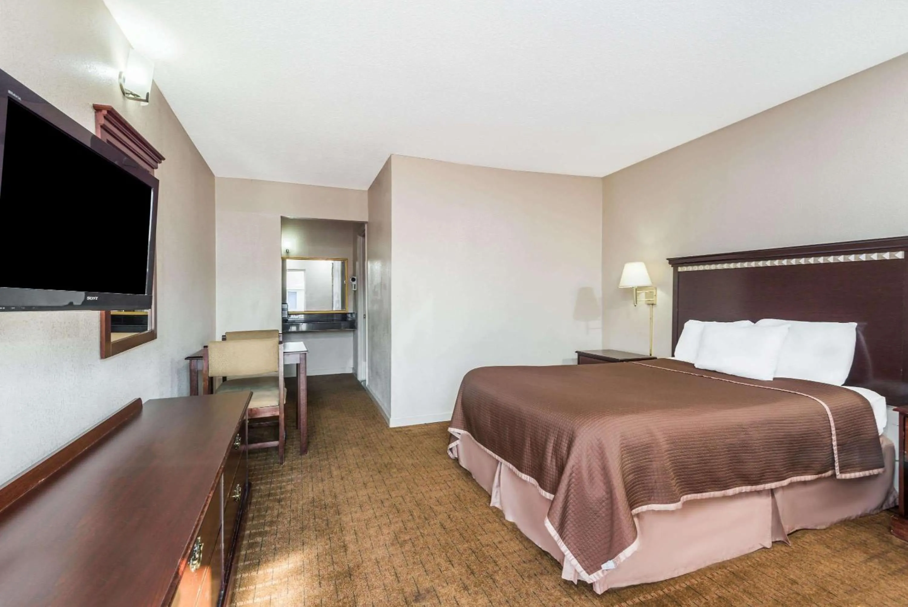 Photo of the whole room, Bed in Howard Johnson by Wyndham Springfield