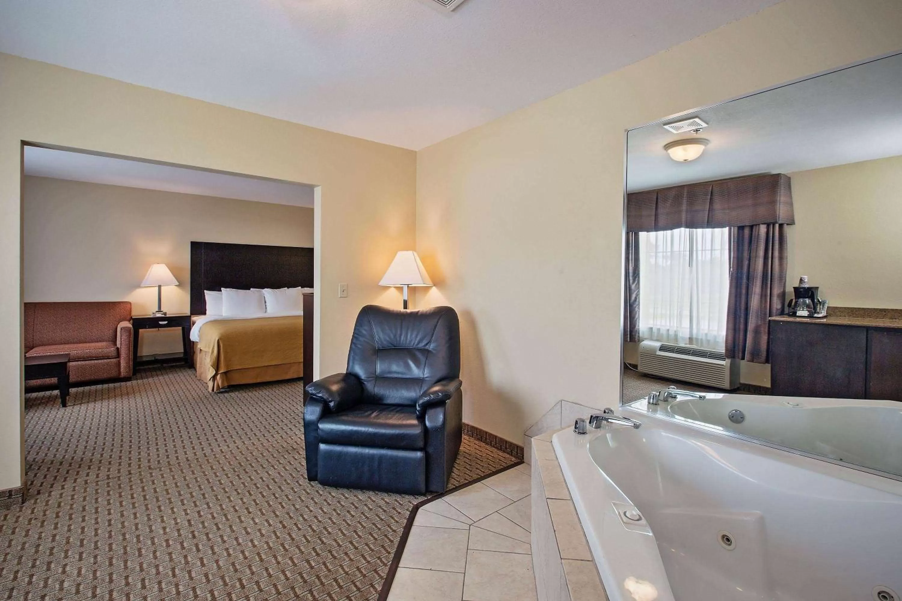 Photo of the whole room, Bed in La Quinta by Wyndham Morgan City