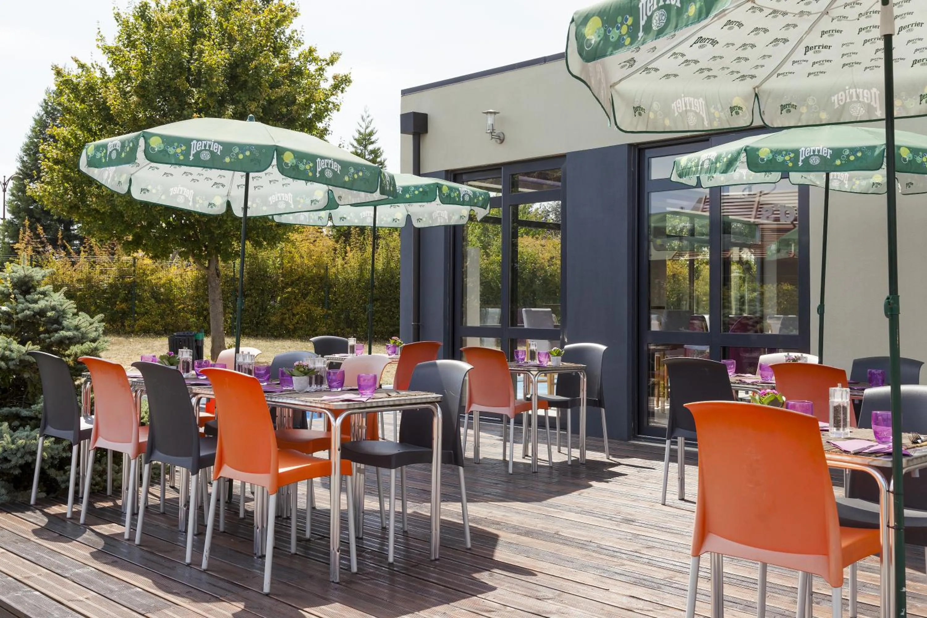 Patio in Comfort Hotel Orléans Olivet