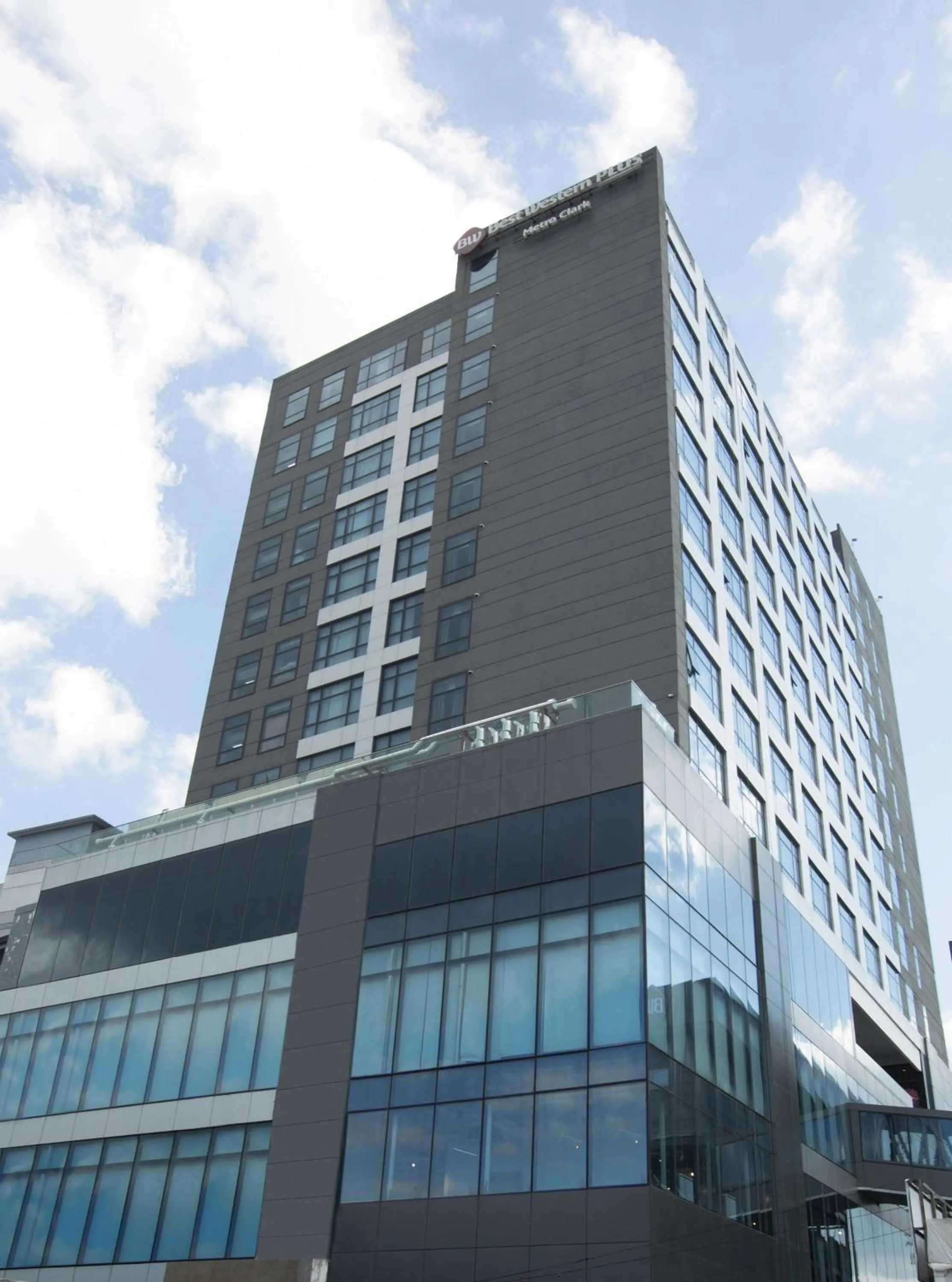 Property building in Best Western Plus Metro Clark