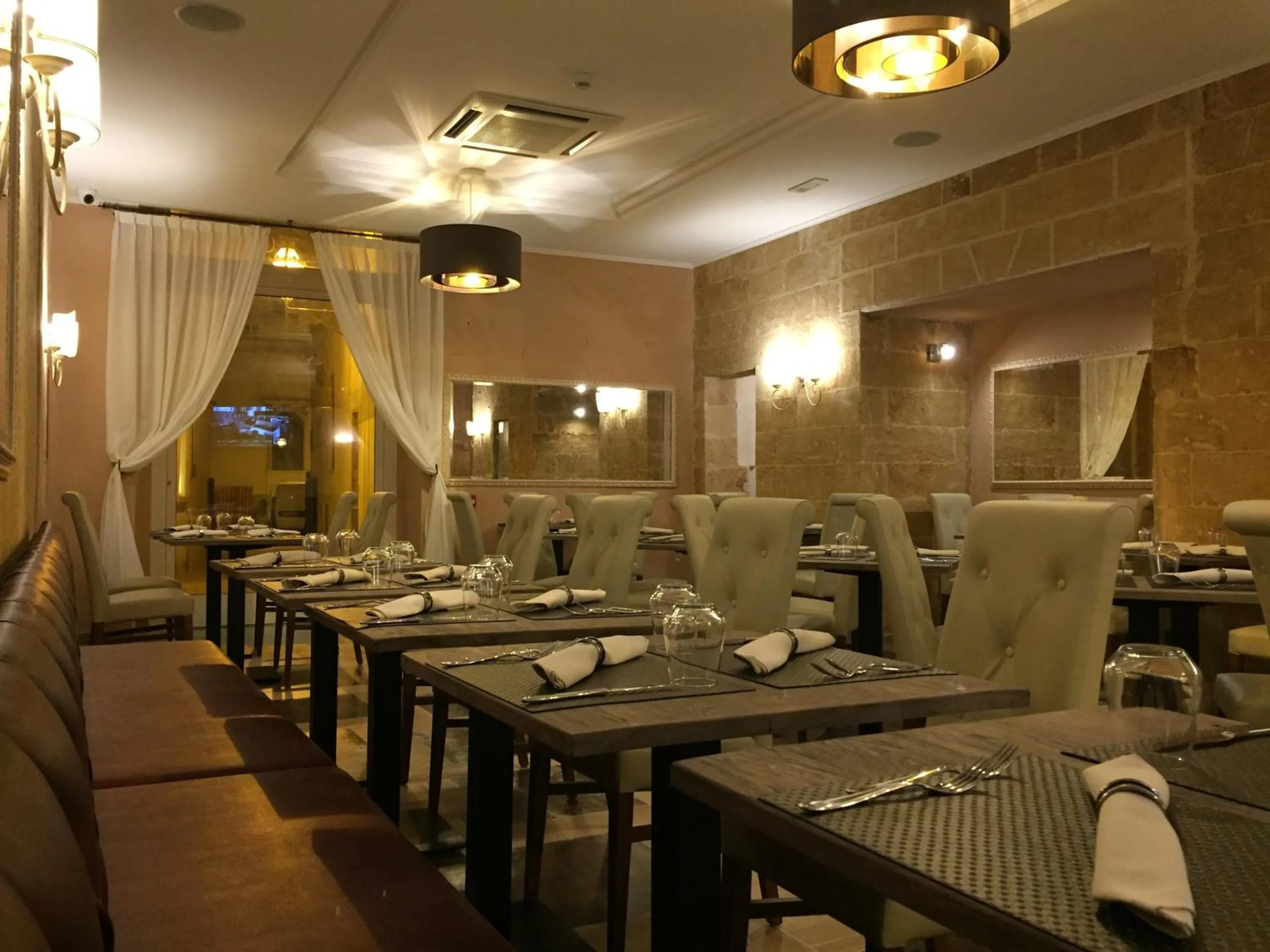 Restaurant/places to eat in Le Club Boutique Hotel