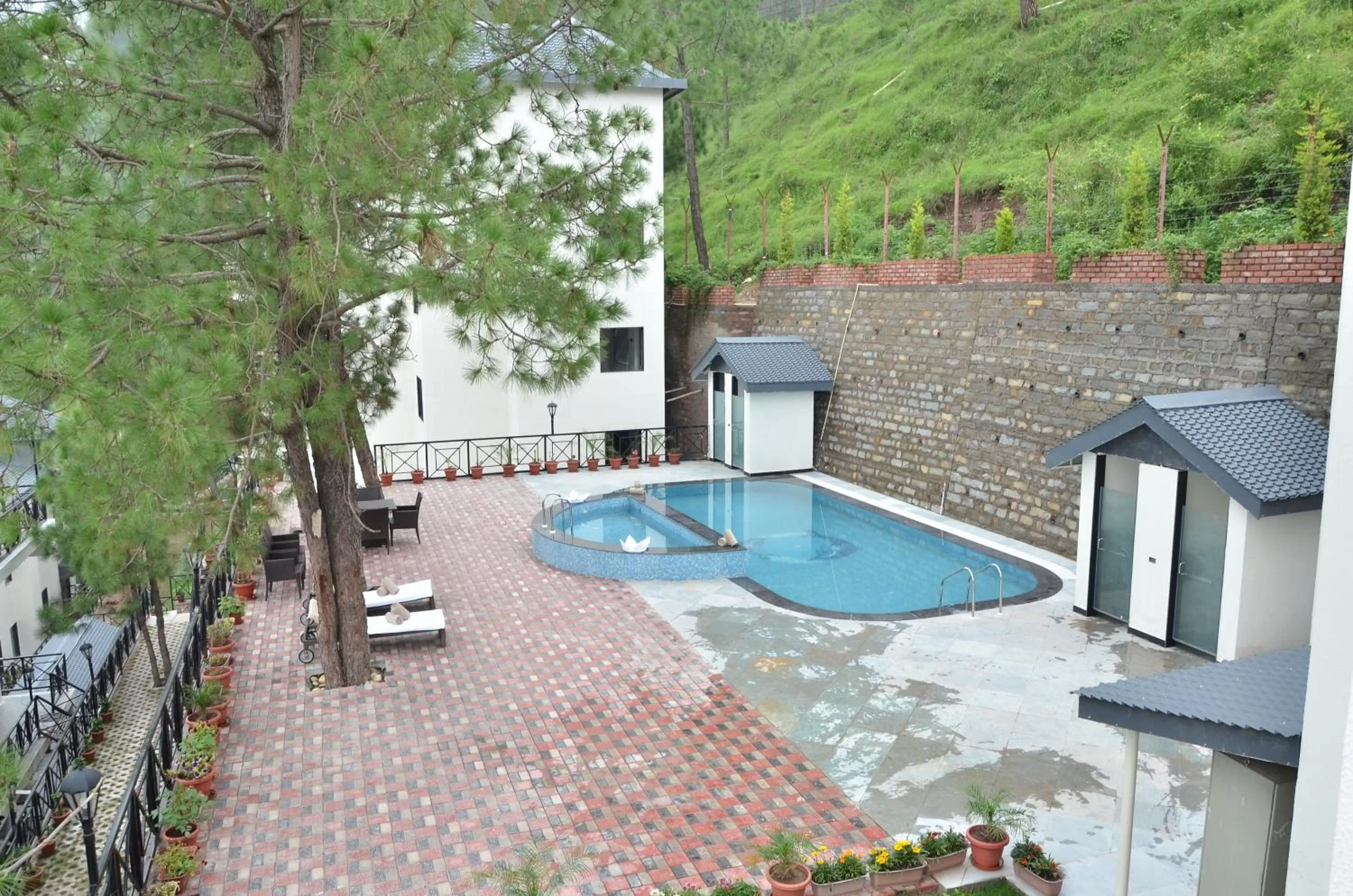 Swimming pool in Ramada by Wyndham Kasauli
