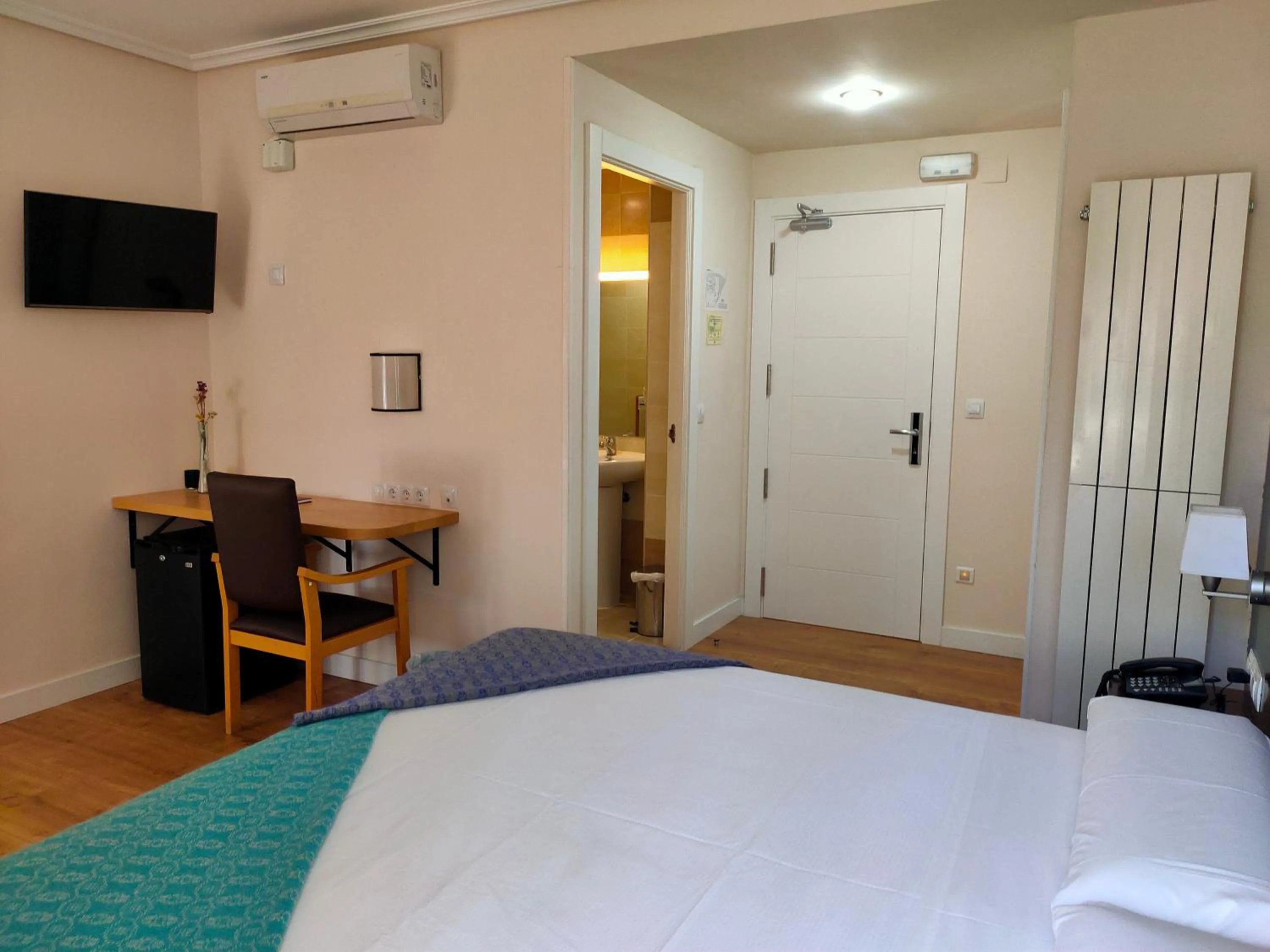 Photo of the whole room, Bed in Hotel Arrope