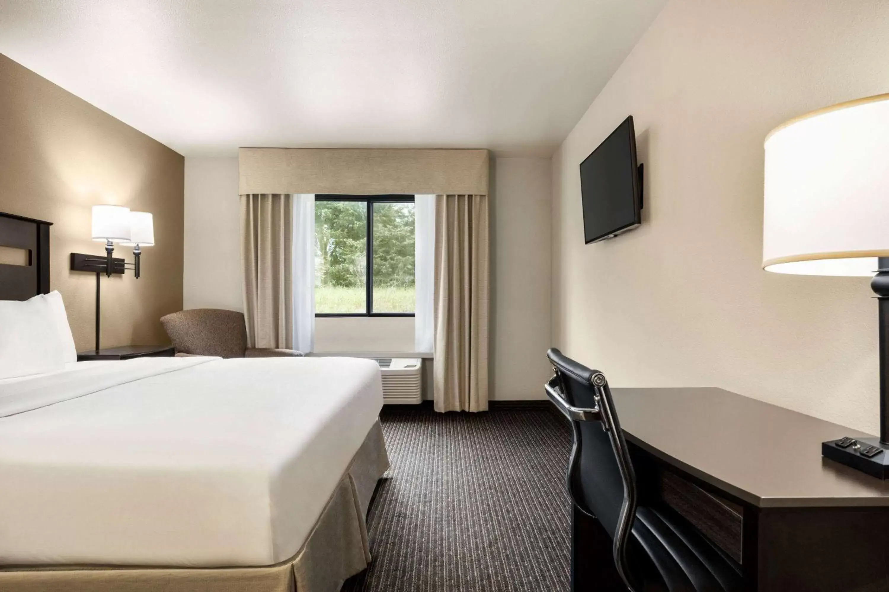 King Room - Non-Smoking in Baymont by Wyndham Hearne King Room - Non-Smoking in Baymont by Wyndham Hearne