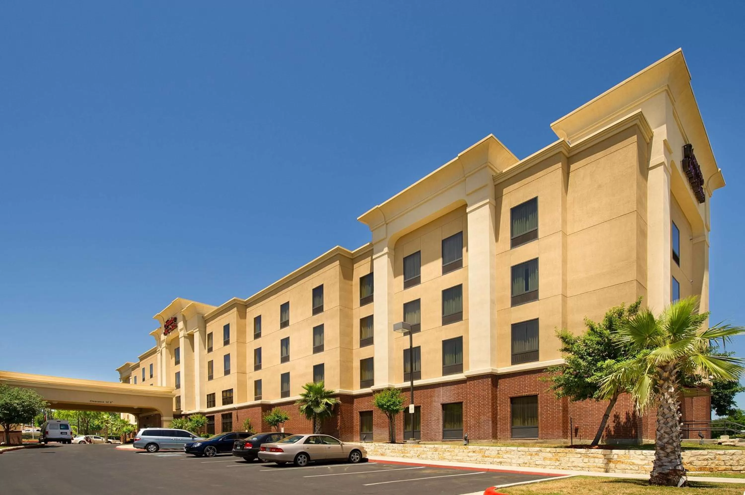 Property building in Hampton Inn and Suites San Antonio Airport